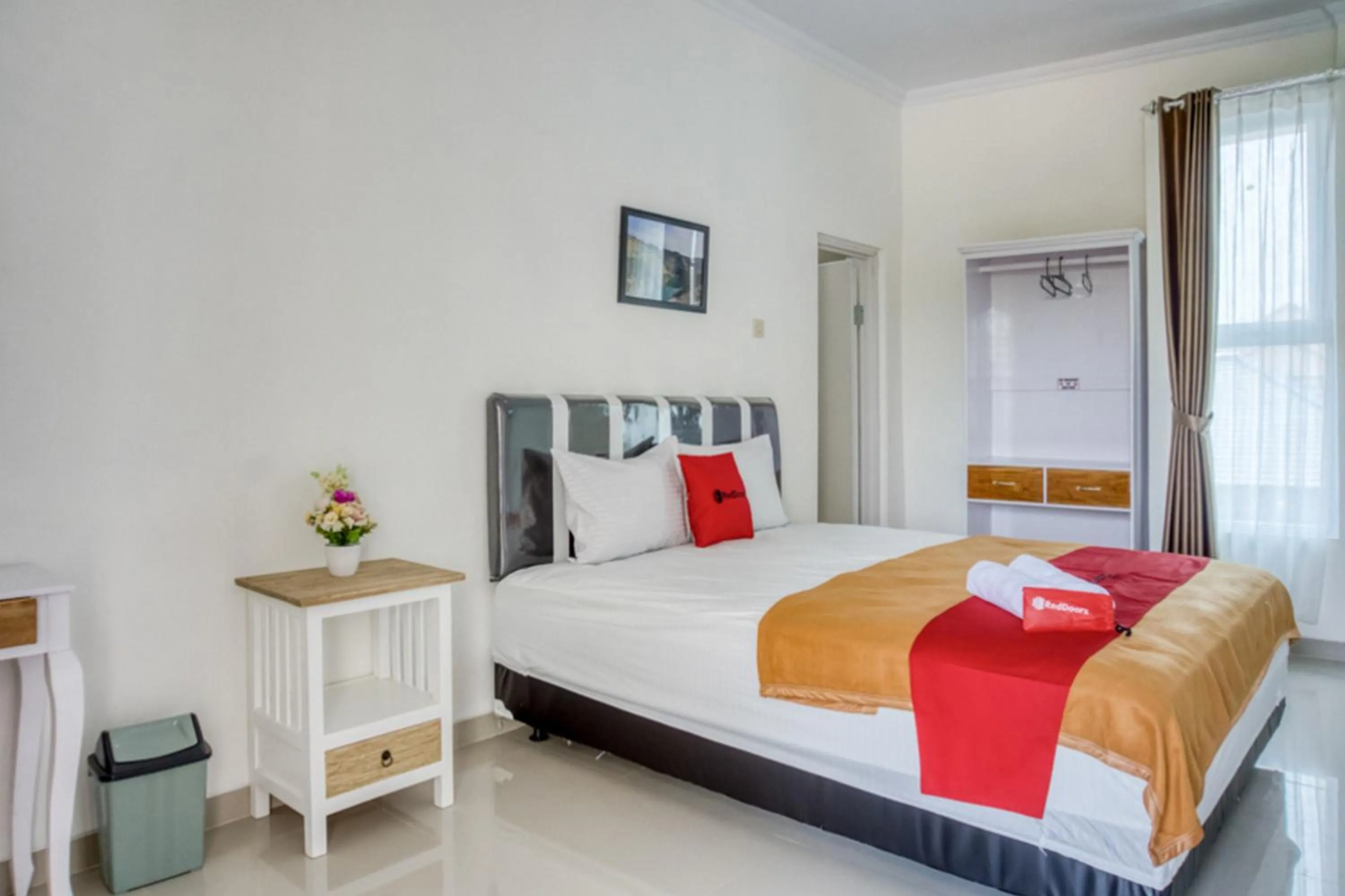 Bed in RedDoorz Syariah near Taman Pelangi Monjali