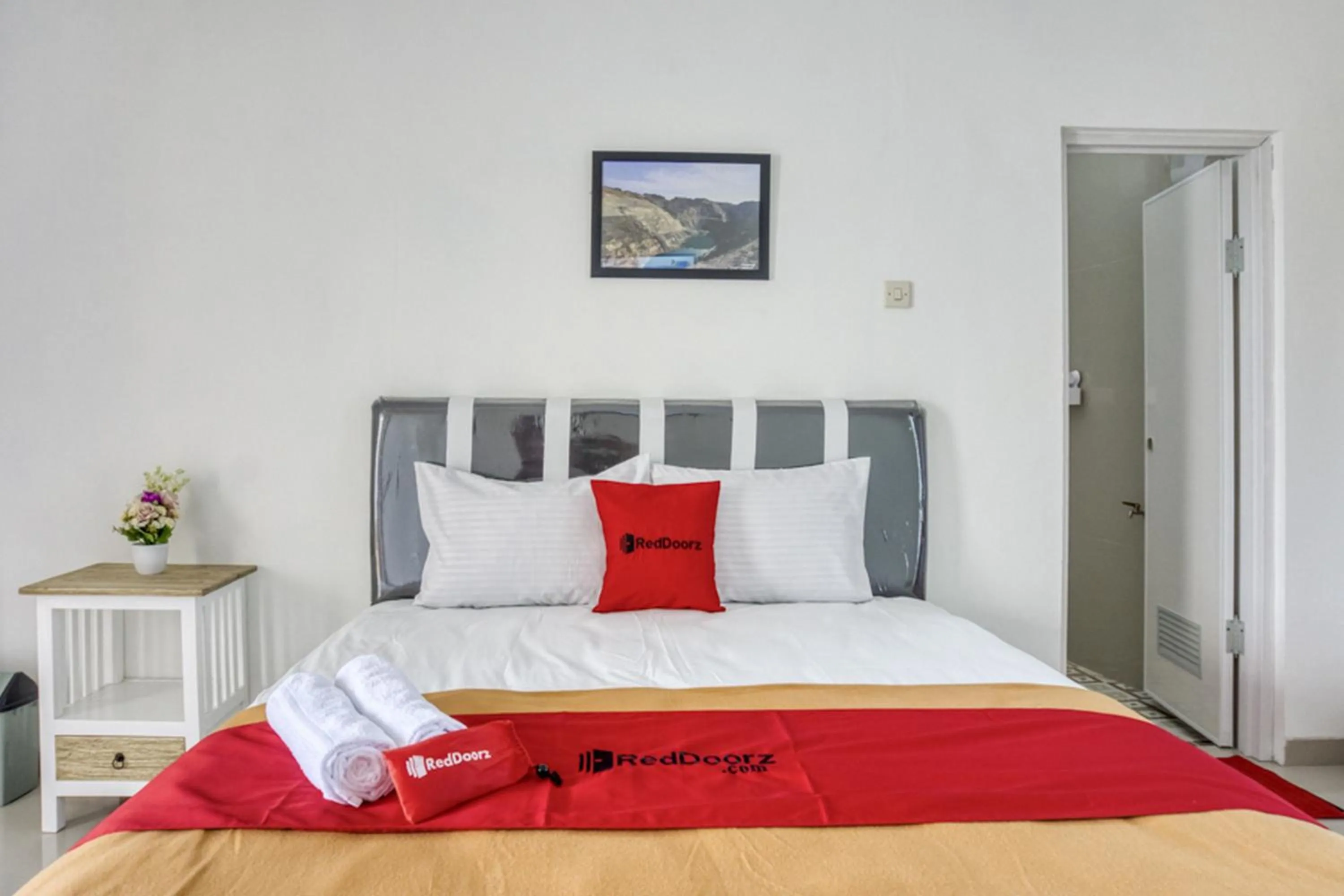 Bed in RedDoorz Syariah near Taman Pelangi Monjali