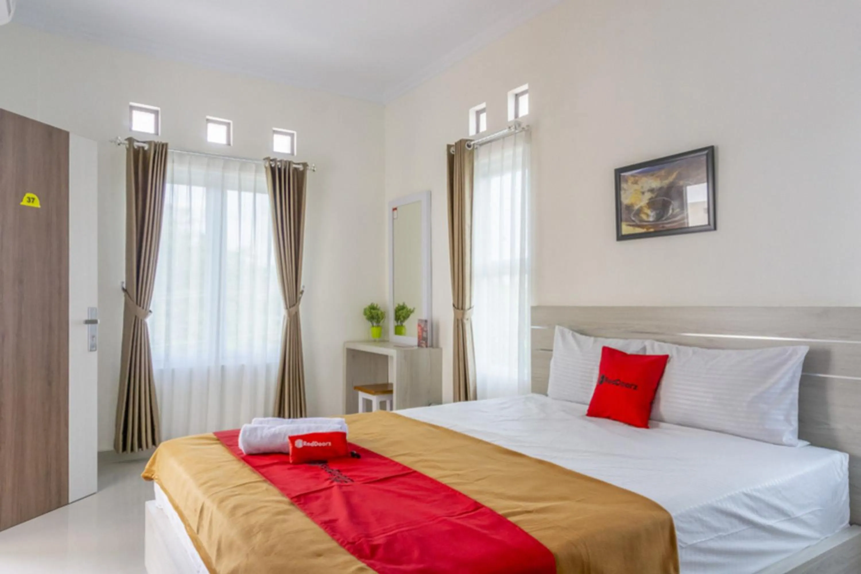 Bed in RedDoorz Syariah near Taman Pelangi Monjali