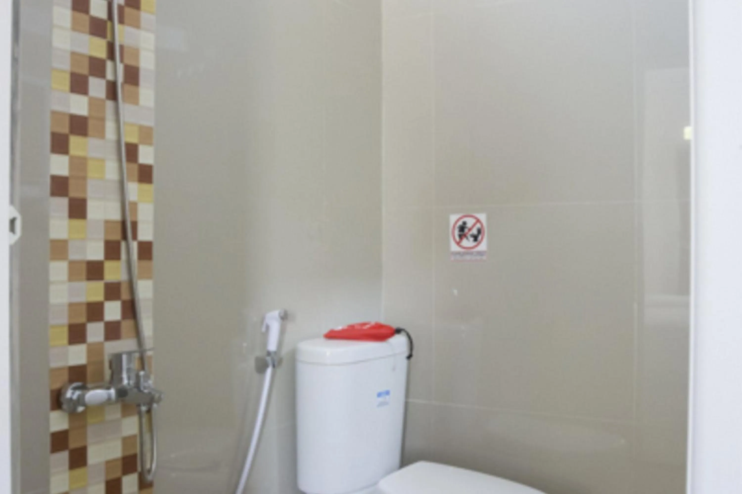 Bathroom in RedDoorz Syariah near Taman Pelangi Monjali