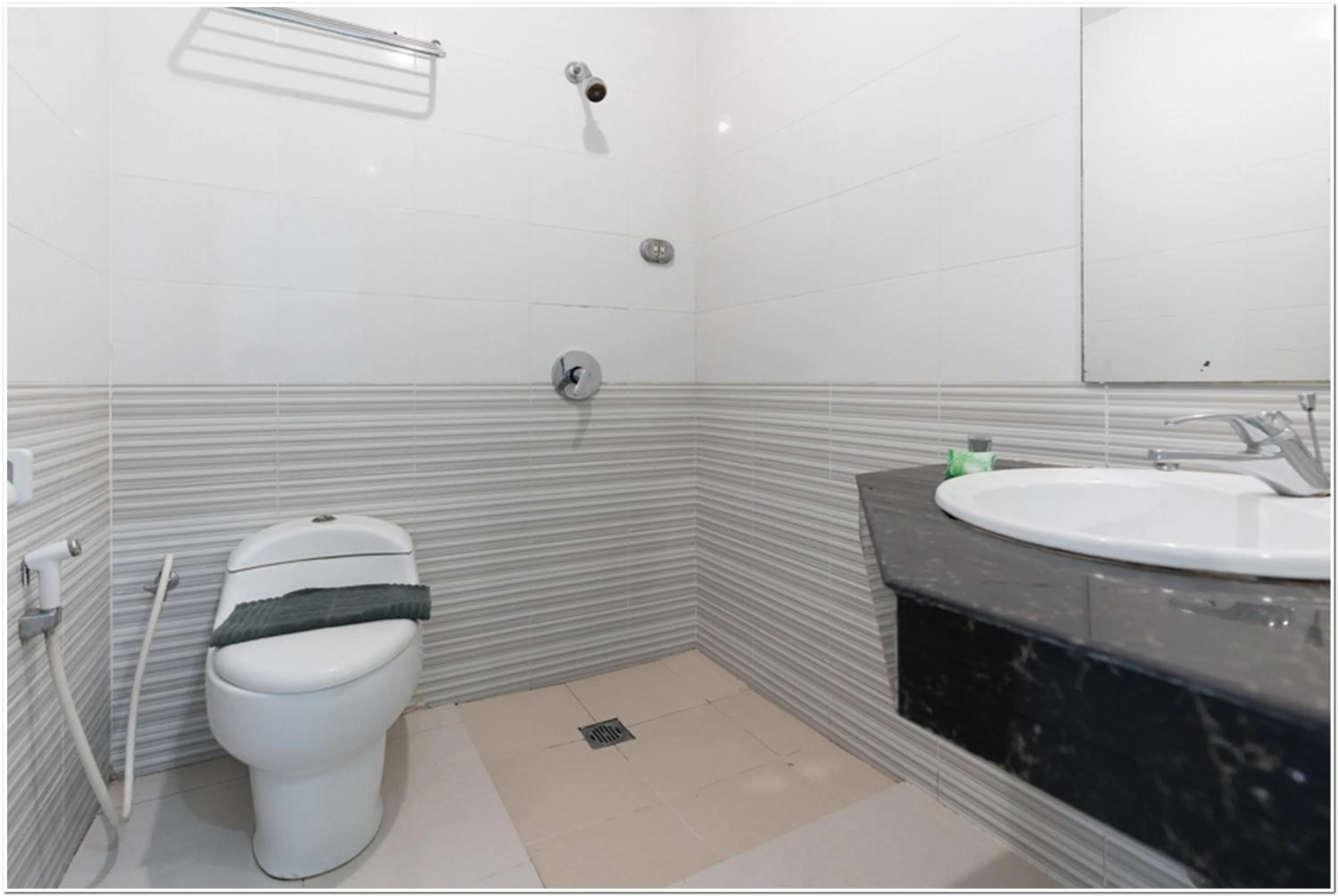 Bathroom in RedDoorz Plus at Hertasning Area Makassar