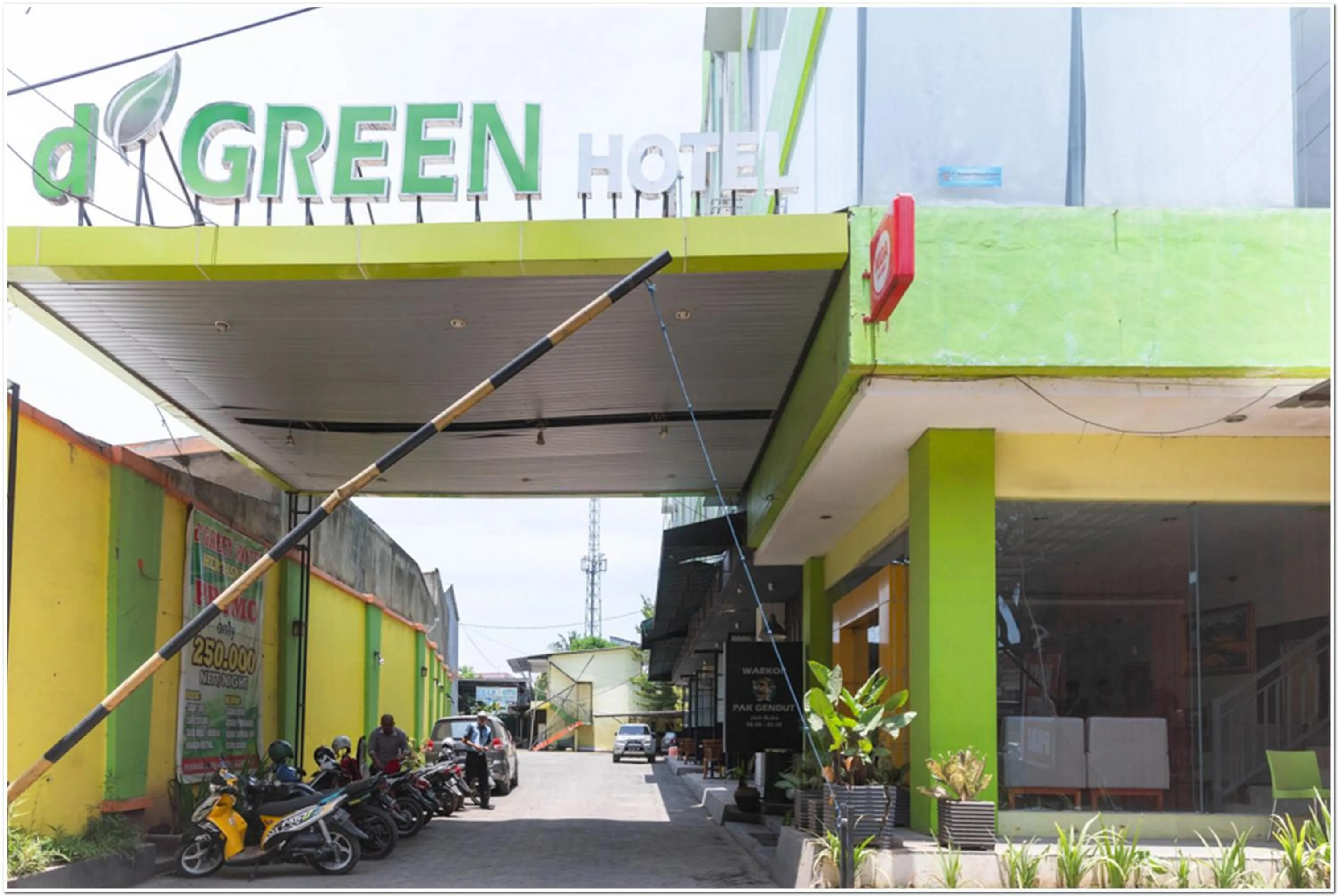 Facade/entrance in RedDoorz Plus at Hertasning Area Makassar