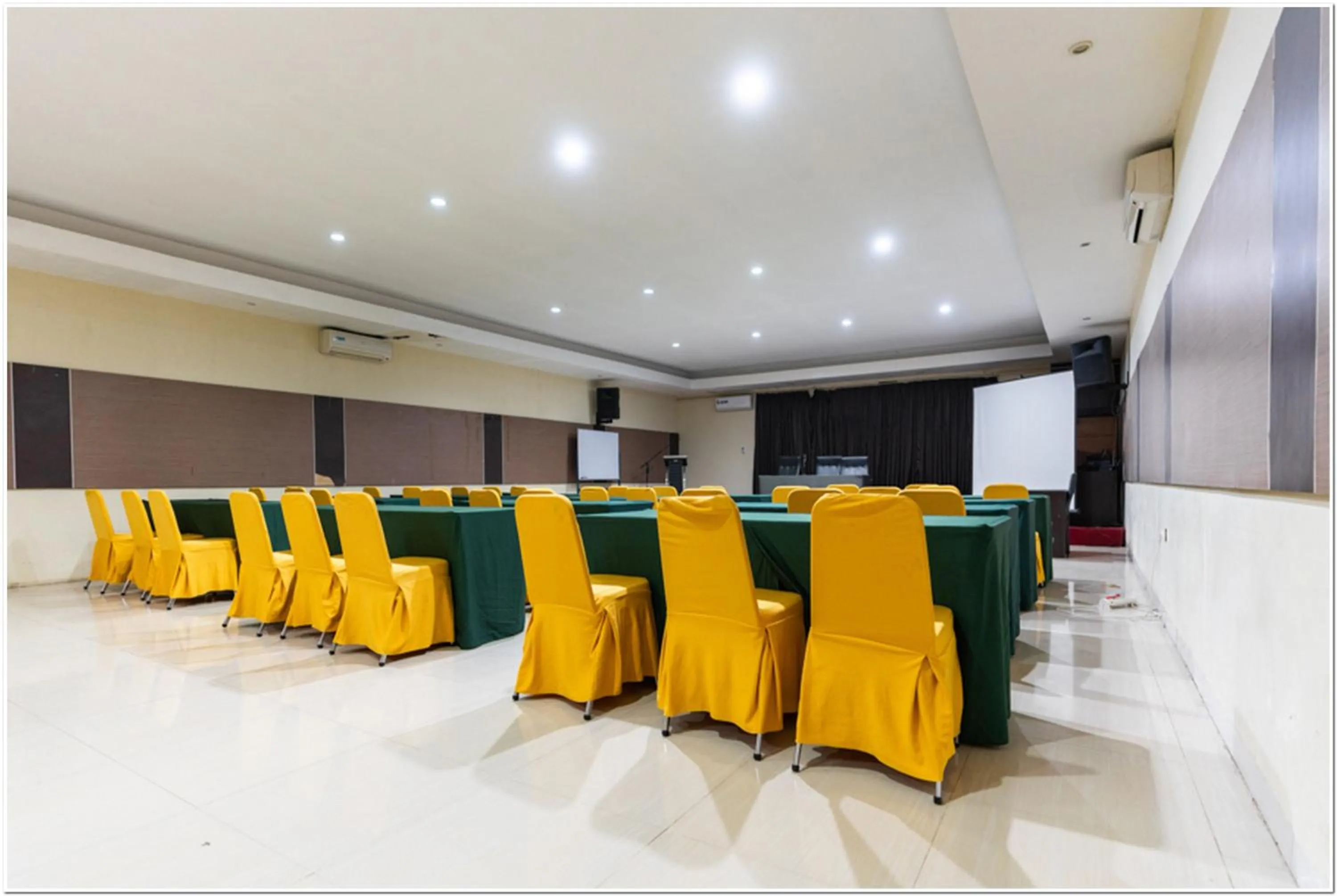 Meeting/conference room in RedDoorz Plus at Hertasning Area Makassar