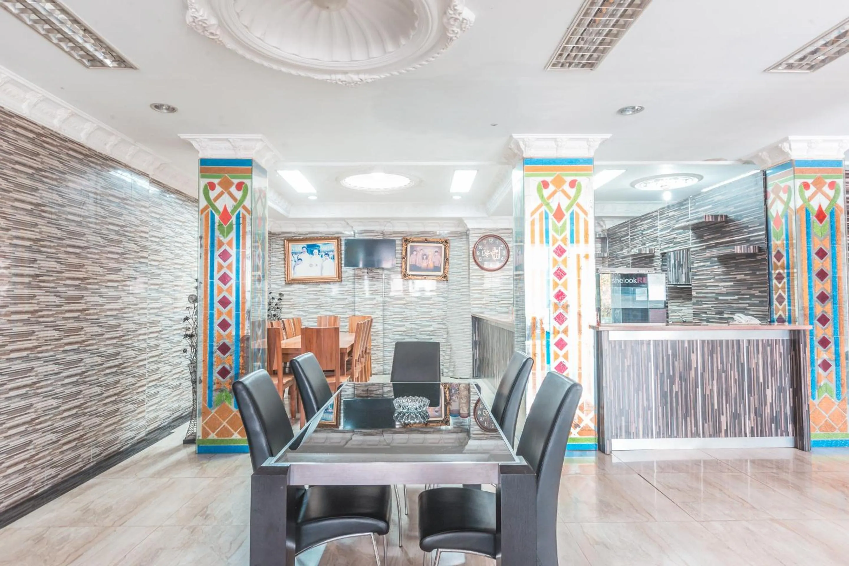 Restaurant/places to eat in SUPER OYO 1640 Fallinda Hotel