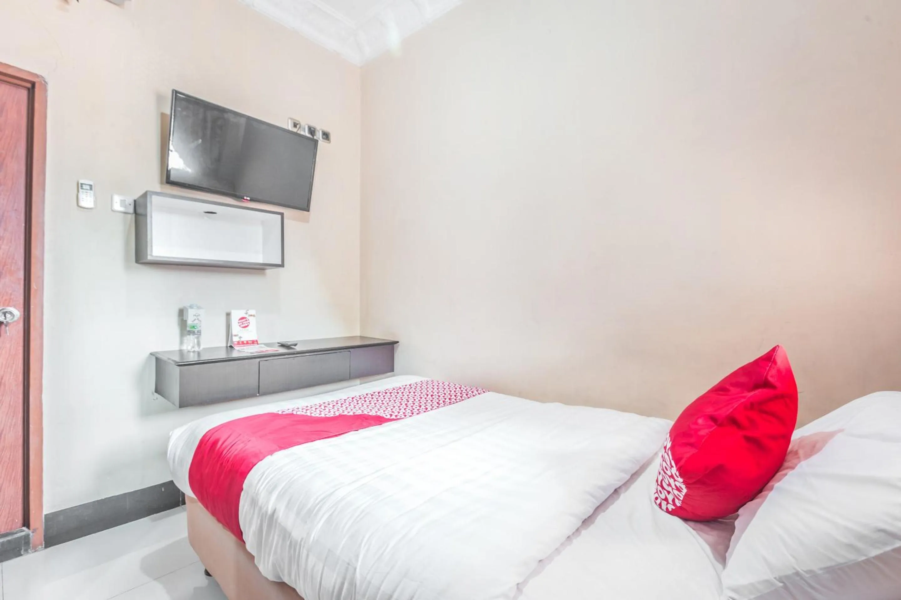 Bedroom in SUPER OYO 1640 Fallinda Hotel