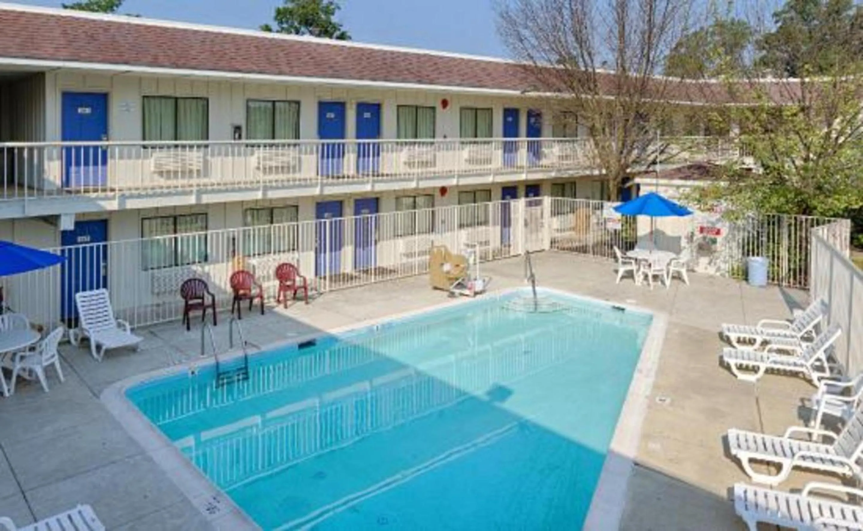 Swimming pool in Motel 6-Washington, DC