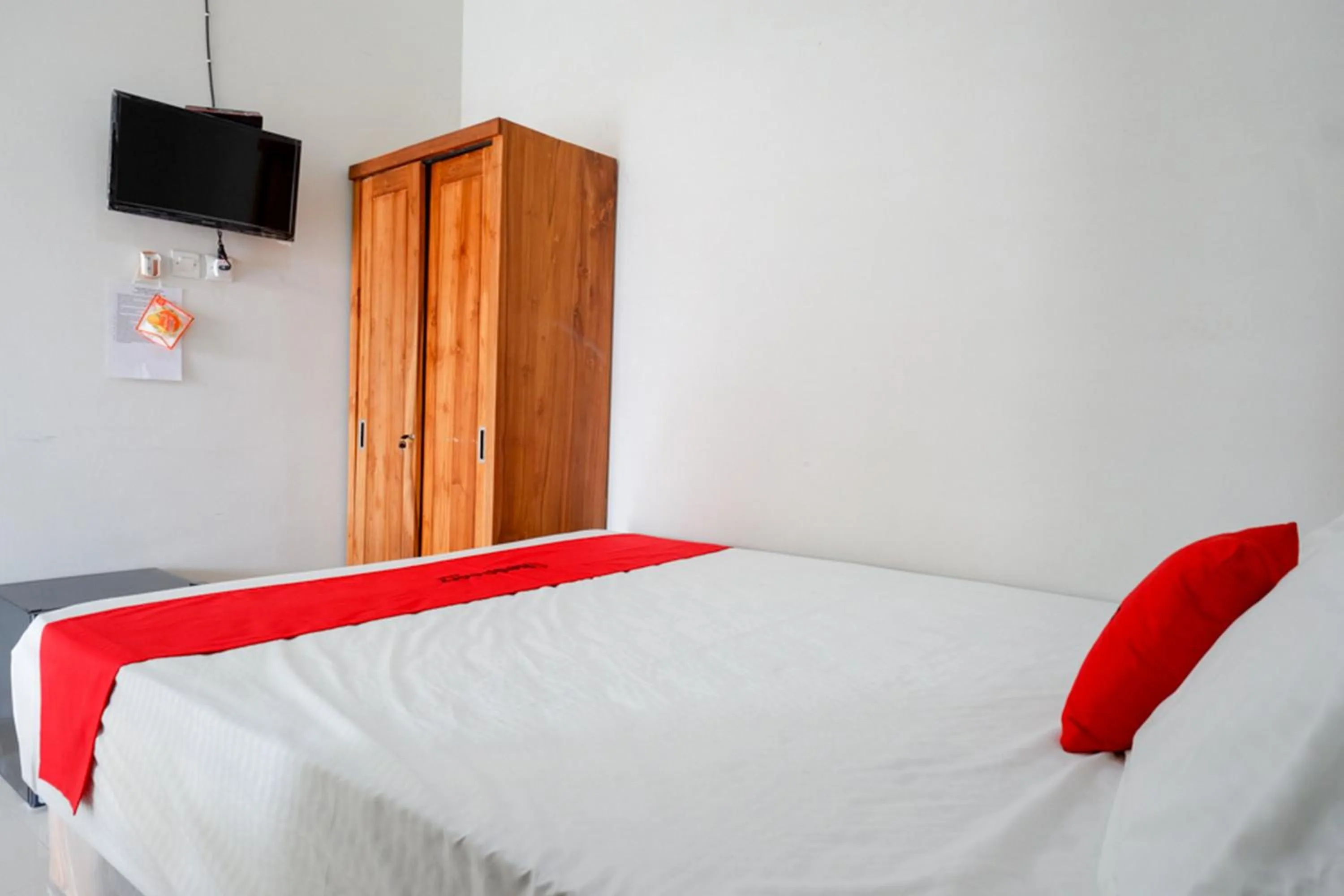 Bed in RedDoorz Plus Syariah near Stasiun Tegal 2
