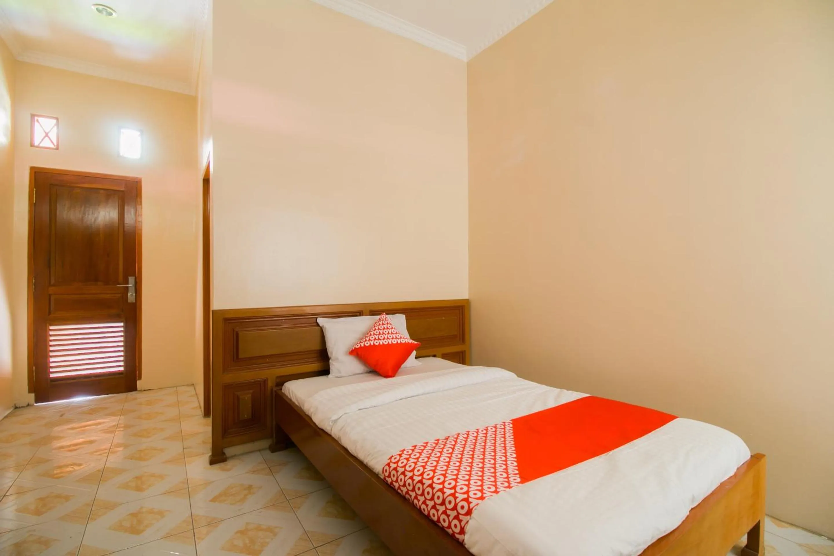 Bedroom, Bed in Hotel O Edotel Smkn 1 Pacet Syariah