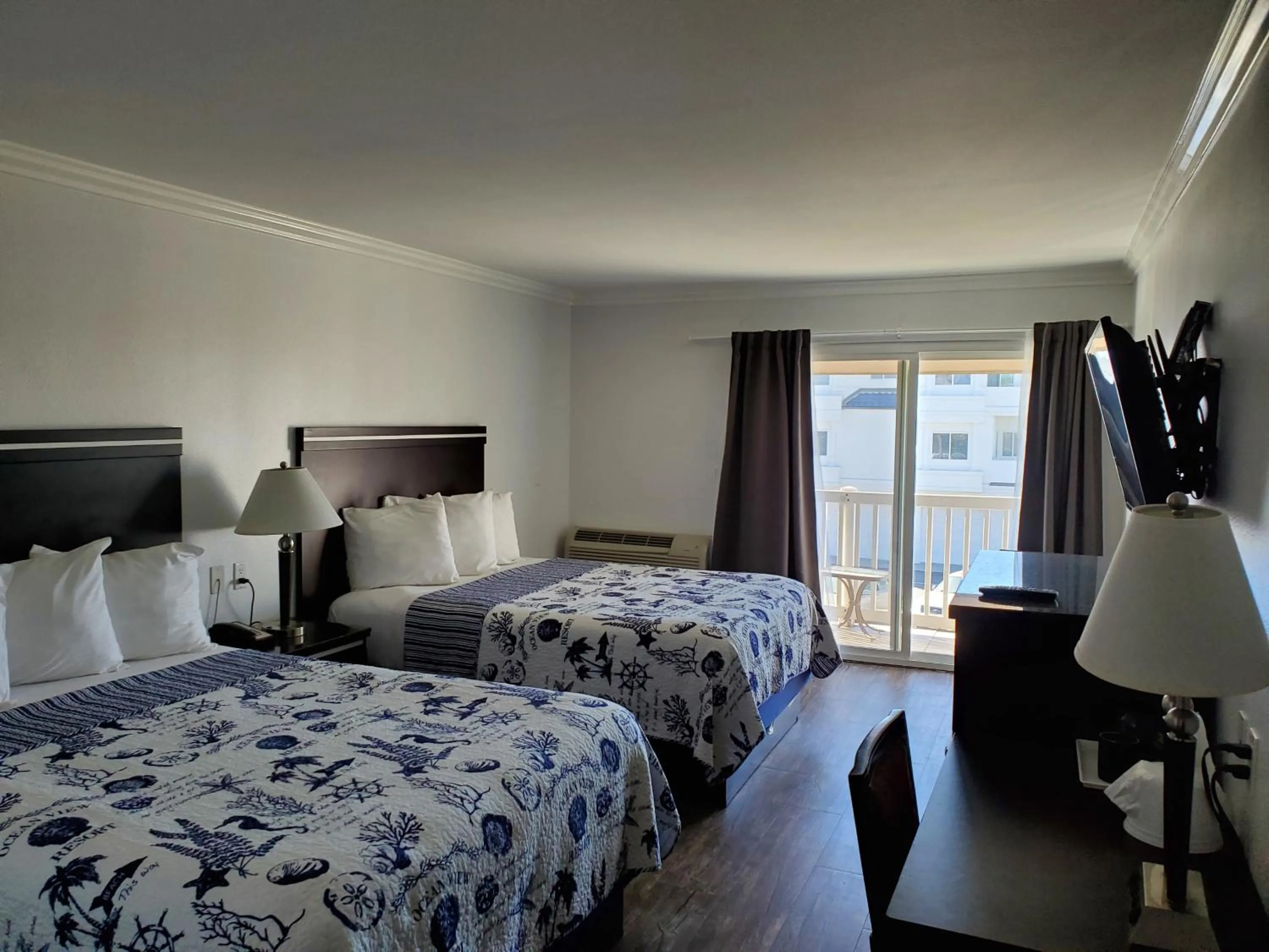 Photo of the whole room, Bed in Ocean Surf Inn & Suites