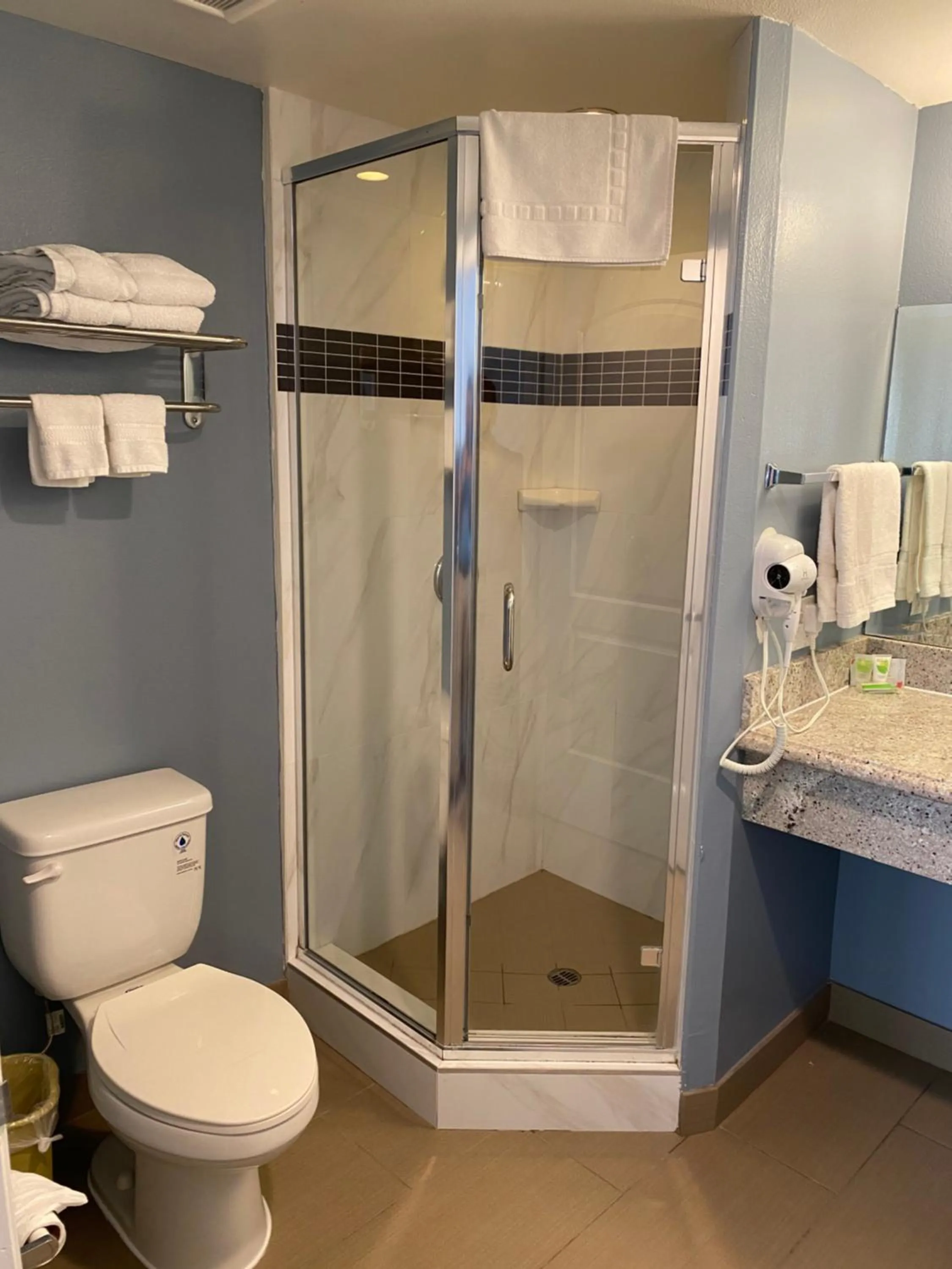Shower in Ocean Surf Inn & Suites