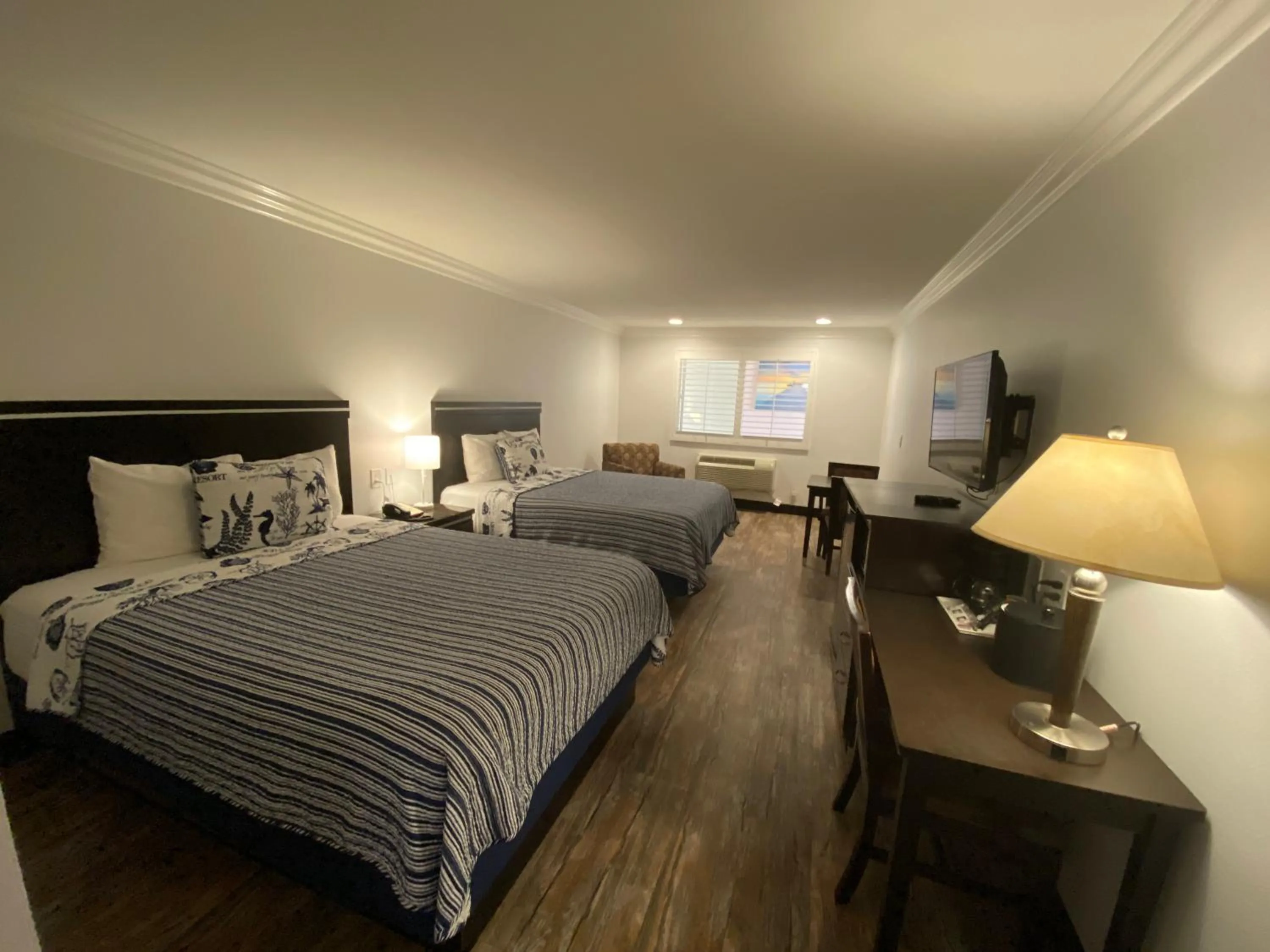 Photo of the whole room, Bed in Ocean Surf Inn & Suites