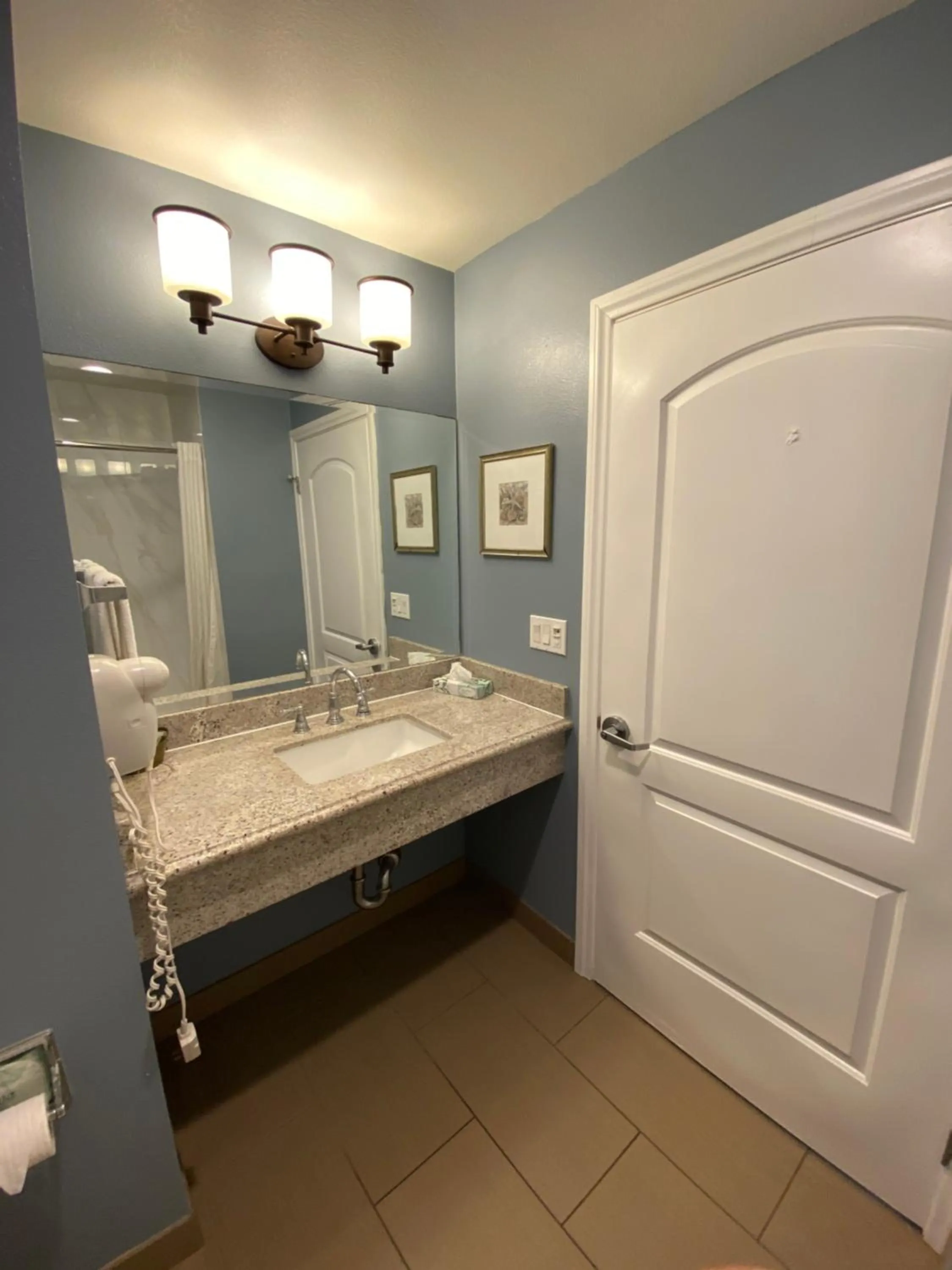 Bathroom in Ocean Surf Inn & Suites