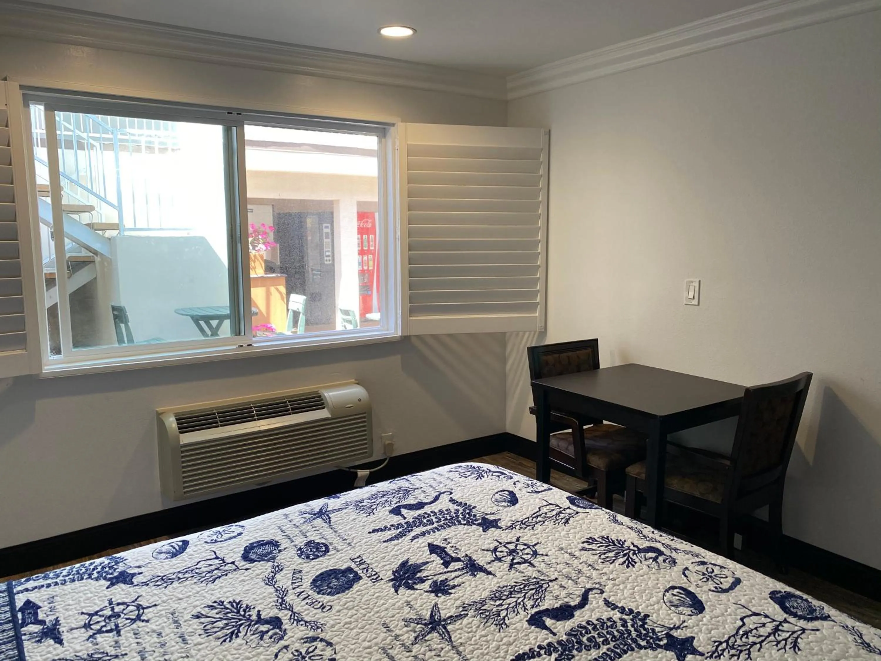 Seating area, Bed in Ocean Surf Inn & Suites