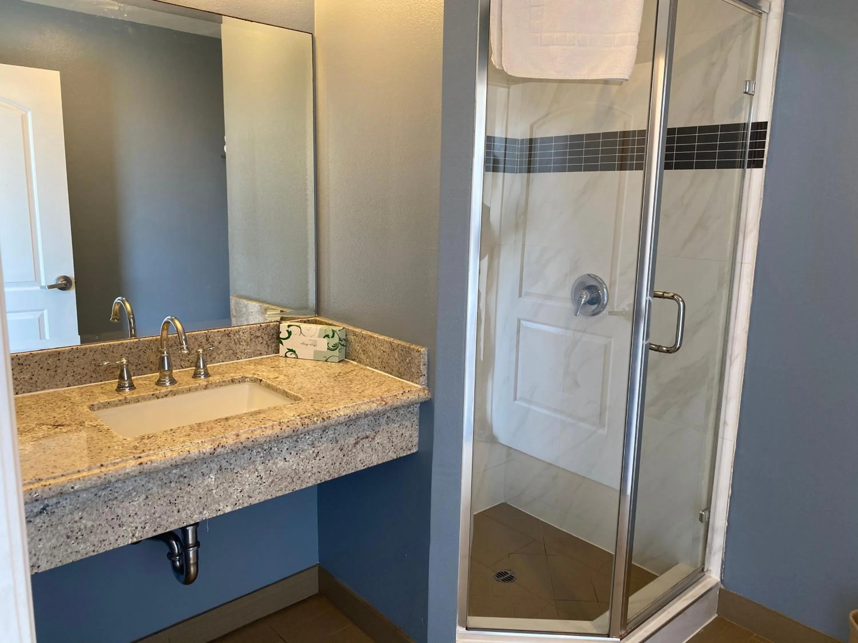 Shower in Ocean Surf Inn & Suites