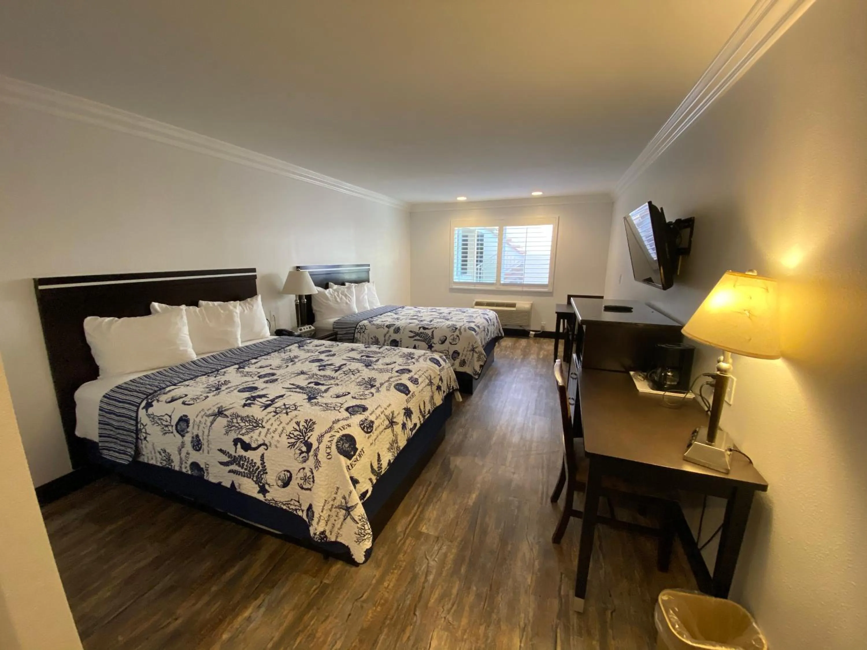 Photo of the whole room, Bed in Ocean Surf Inn & Suites