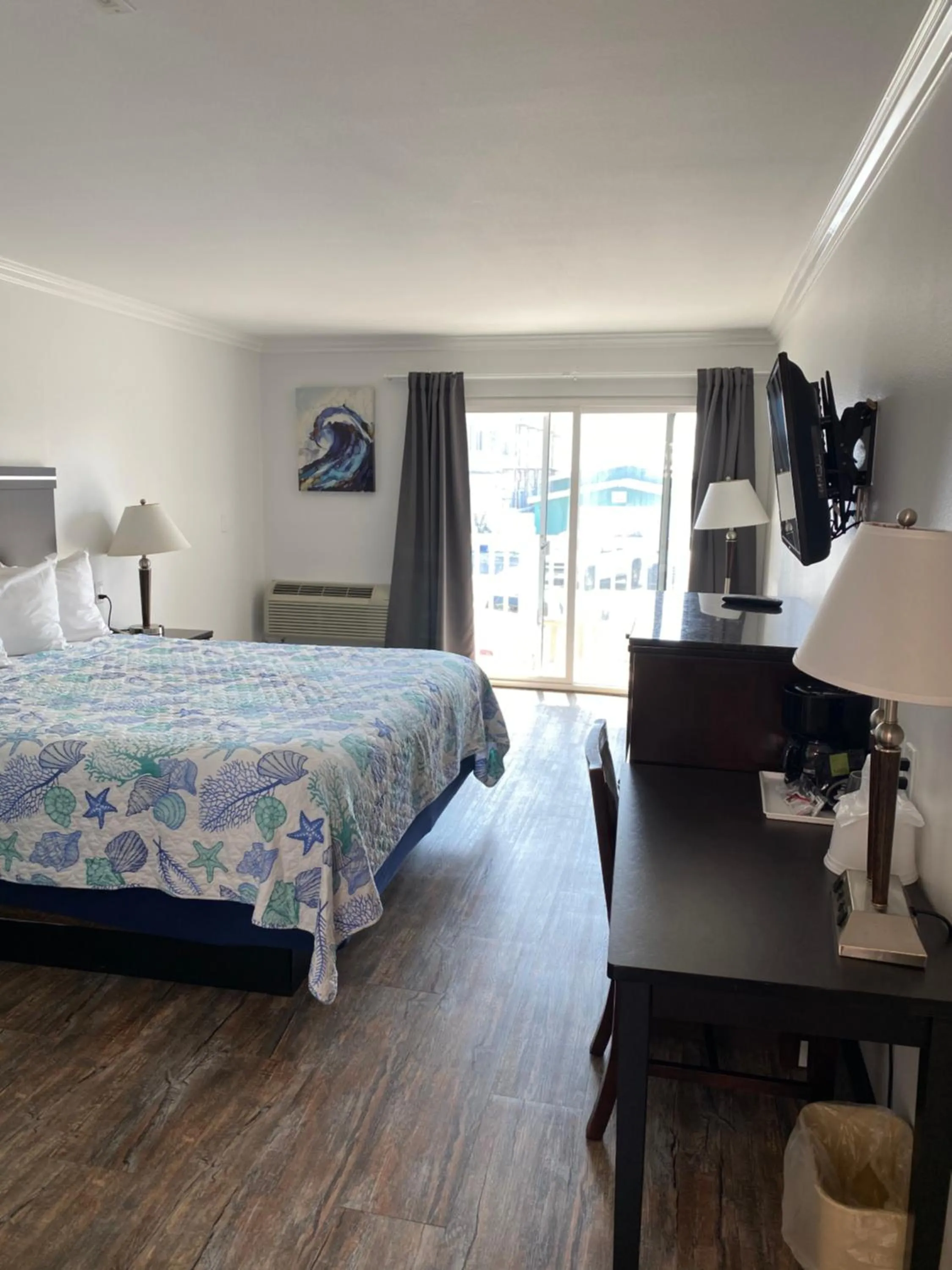Photo of the whole room, Bed in Ocean Surf Inn & Suites