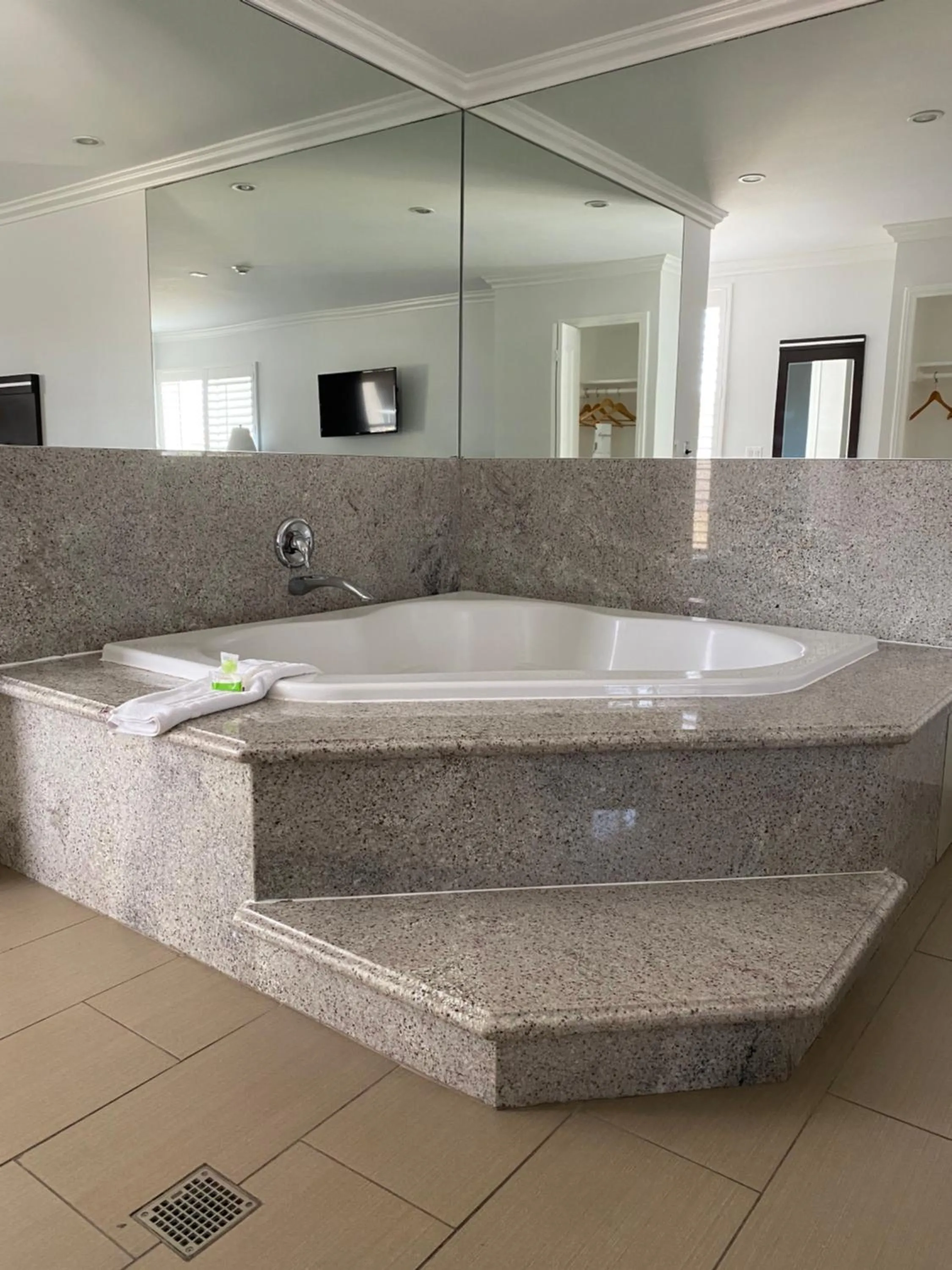 Hot Tub in Ocean Surf Inn & Suites