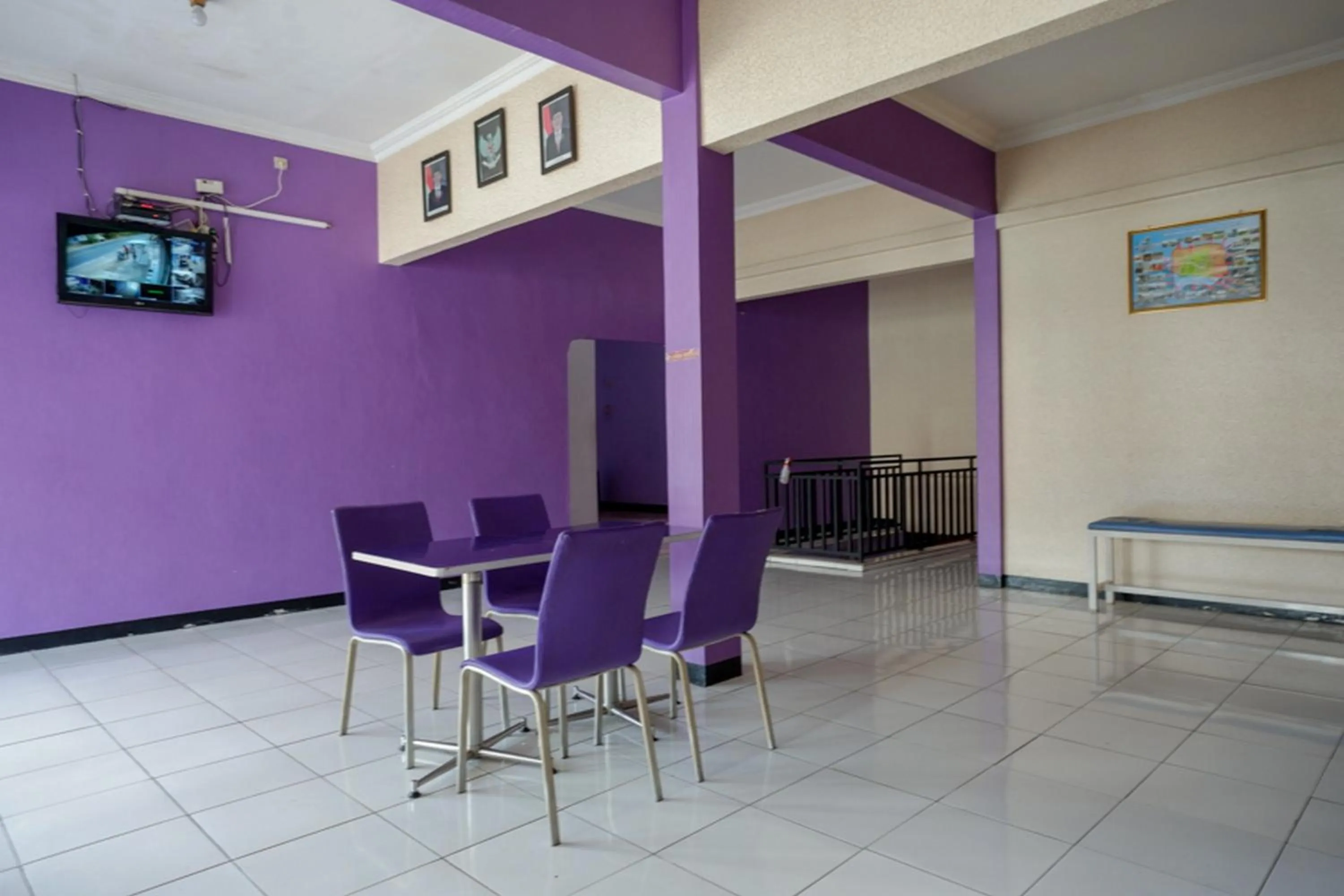 Seating area in RedDoorz near RSUD Kebumen