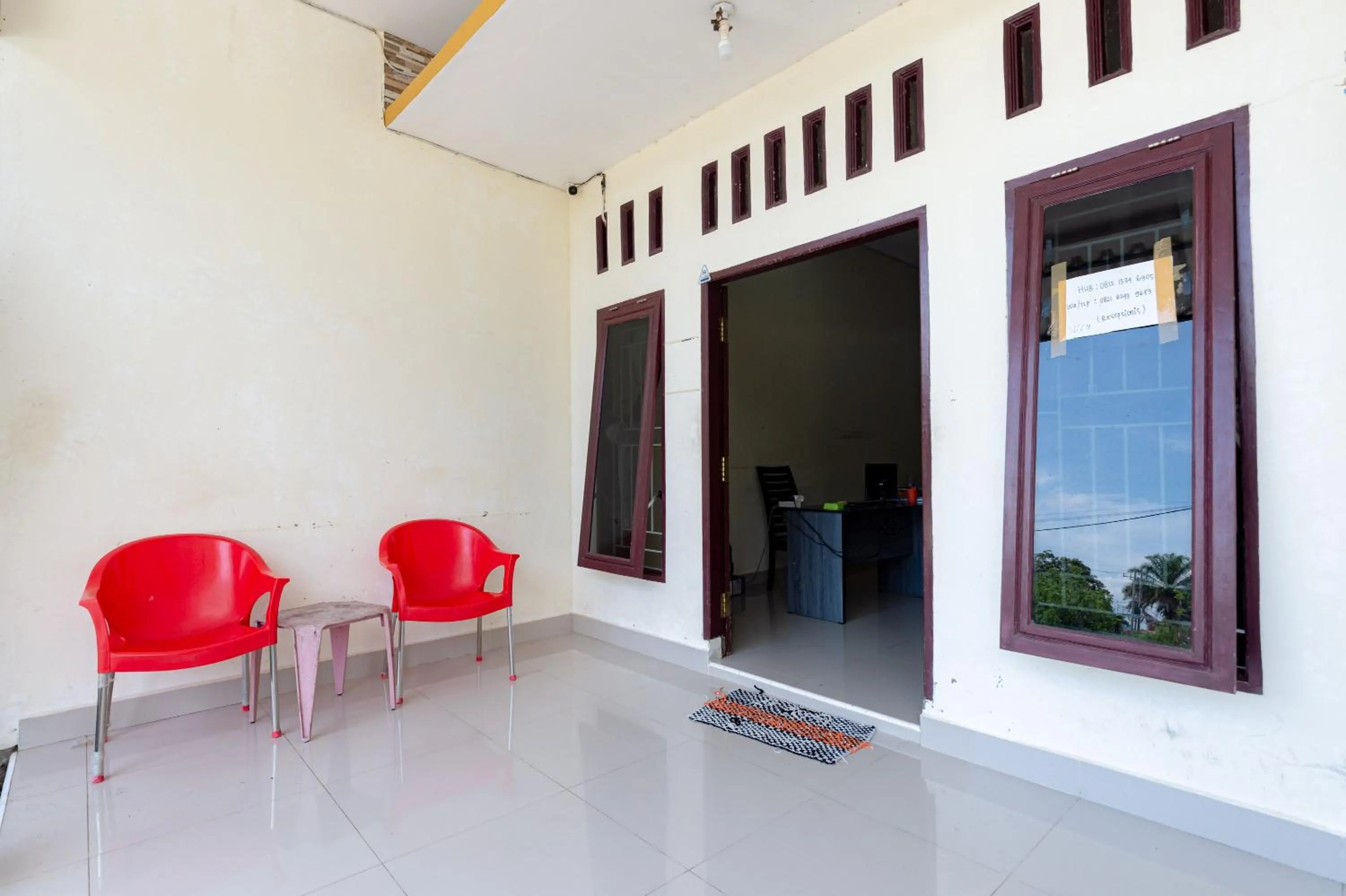 Seating area in RedDoorz At Pariban Homestay Parbaba