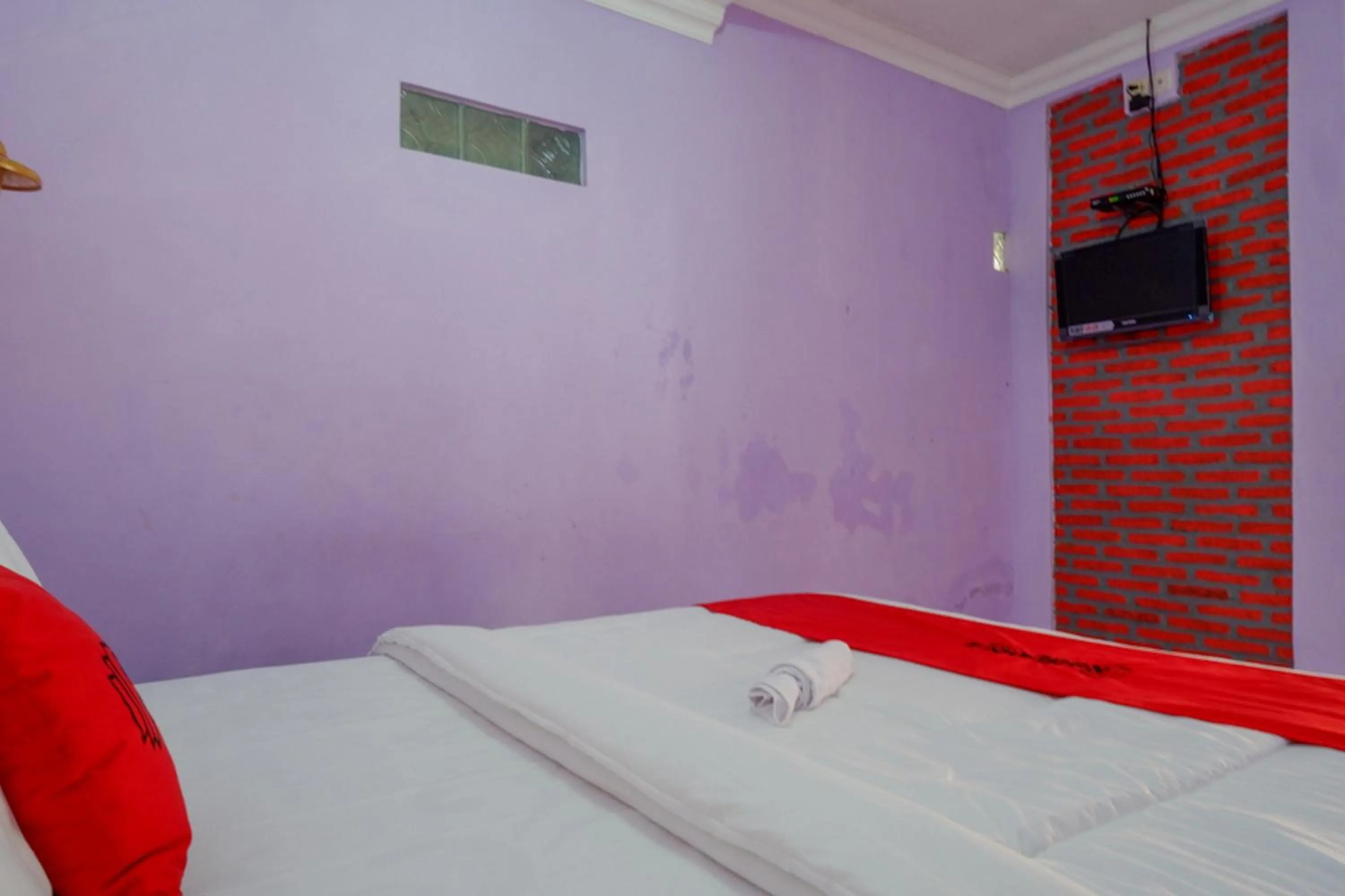 Bedroom, Bed in RedDoorz near Goa Jatijajar 2