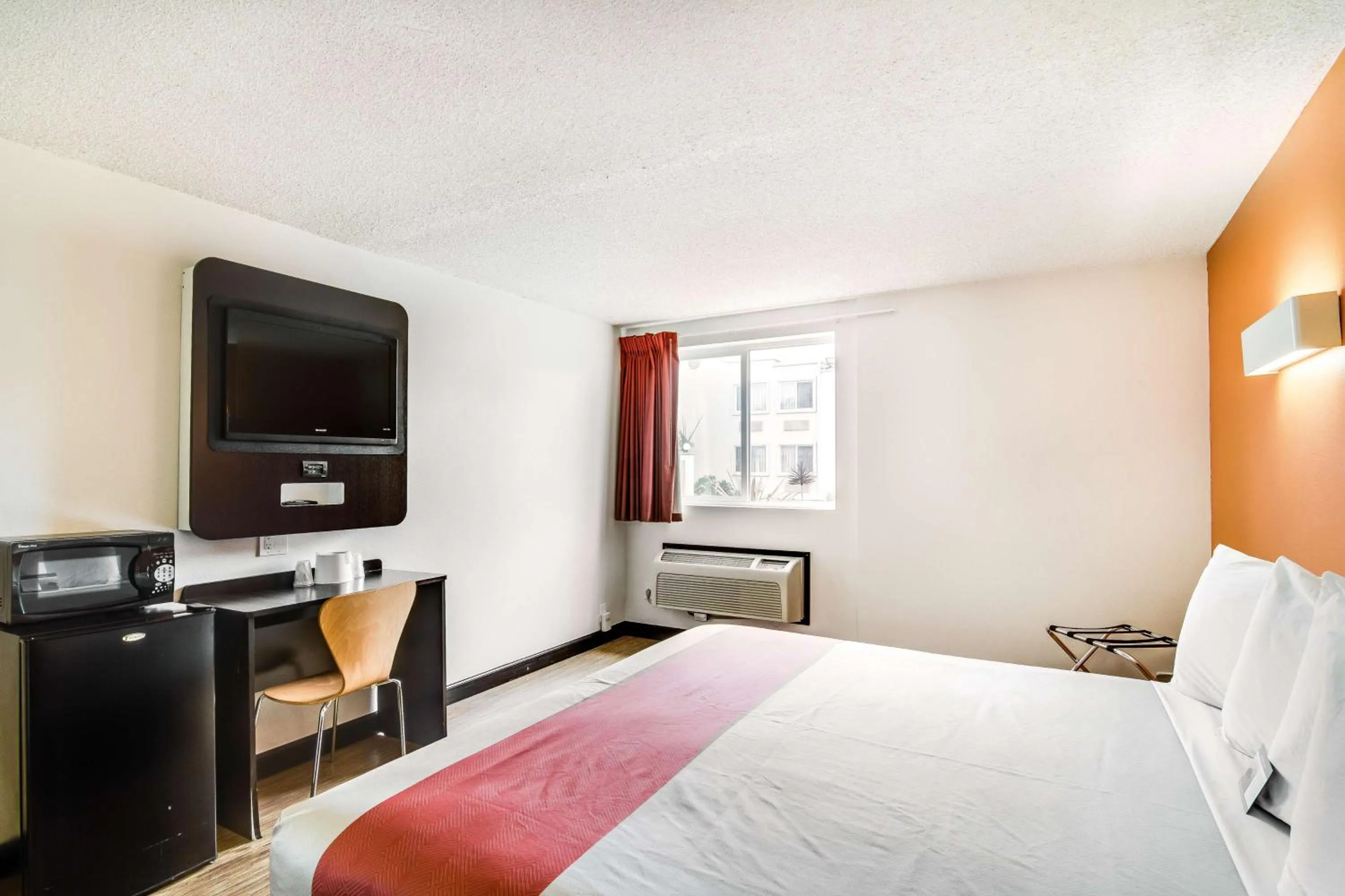 TV and multimedia, Bed in Motel 6-Carson, CA