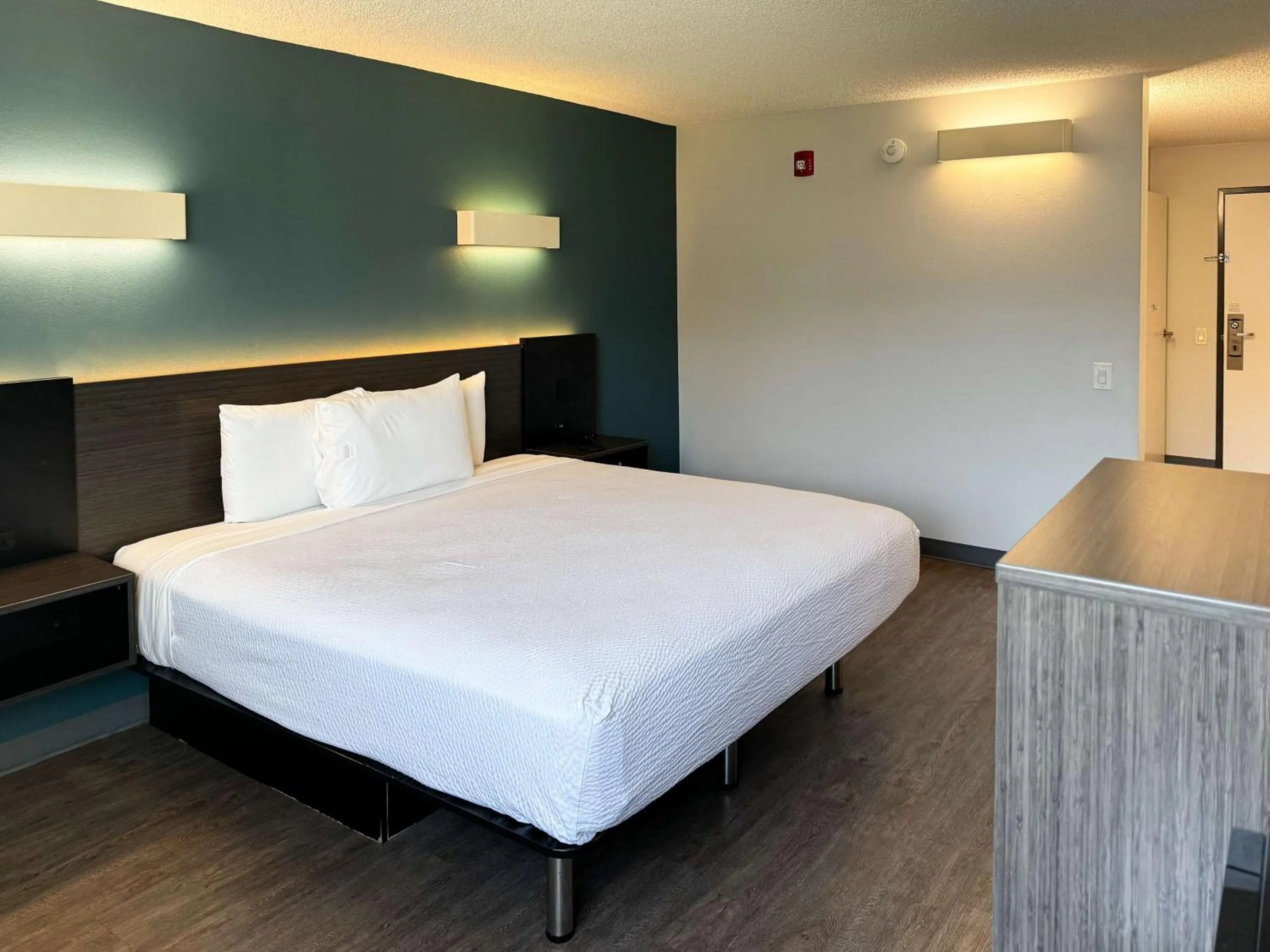 Bedroom, Bed in Motel 6-Carson, CA