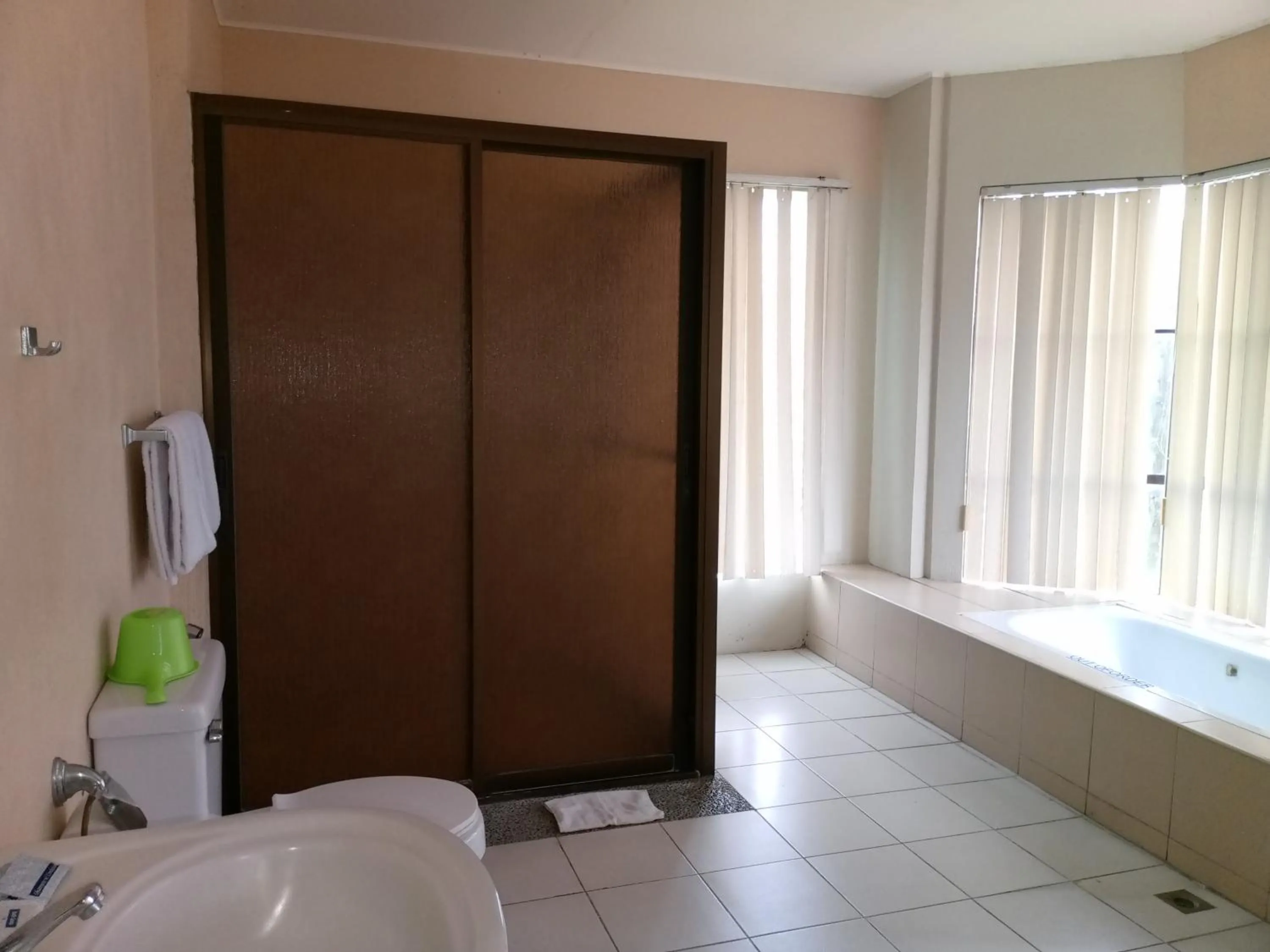 Bathroom in Alfonso Hotel