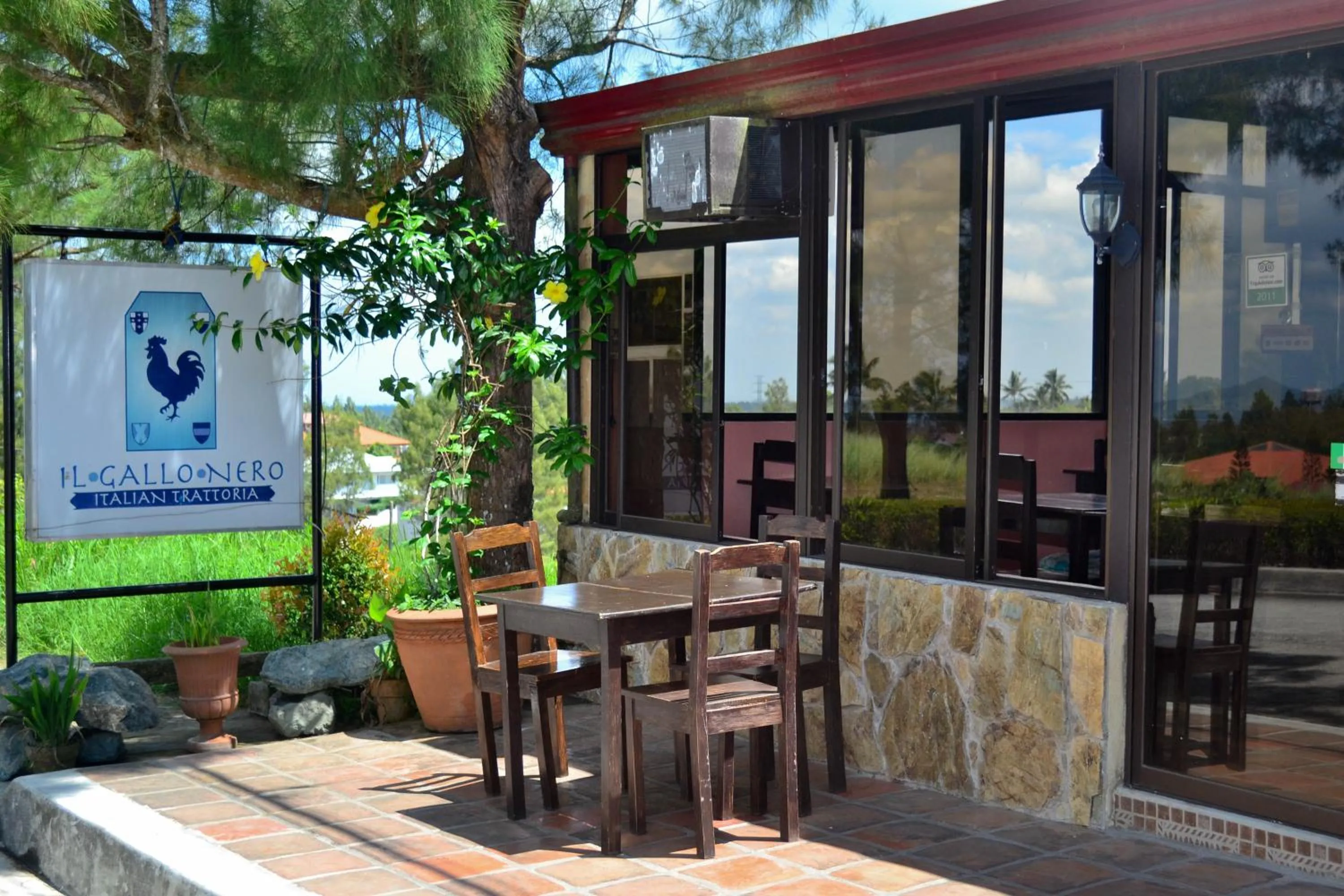 Restaurant/places to eat in Alfonso Hotel