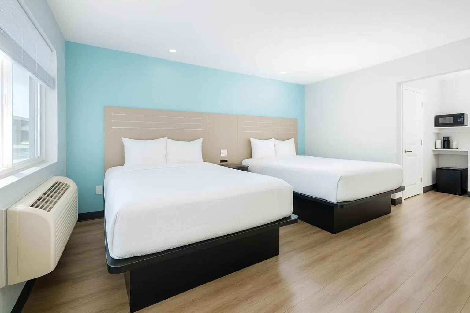 Bedroom, Bed in Travelodge by Wyndham LAX