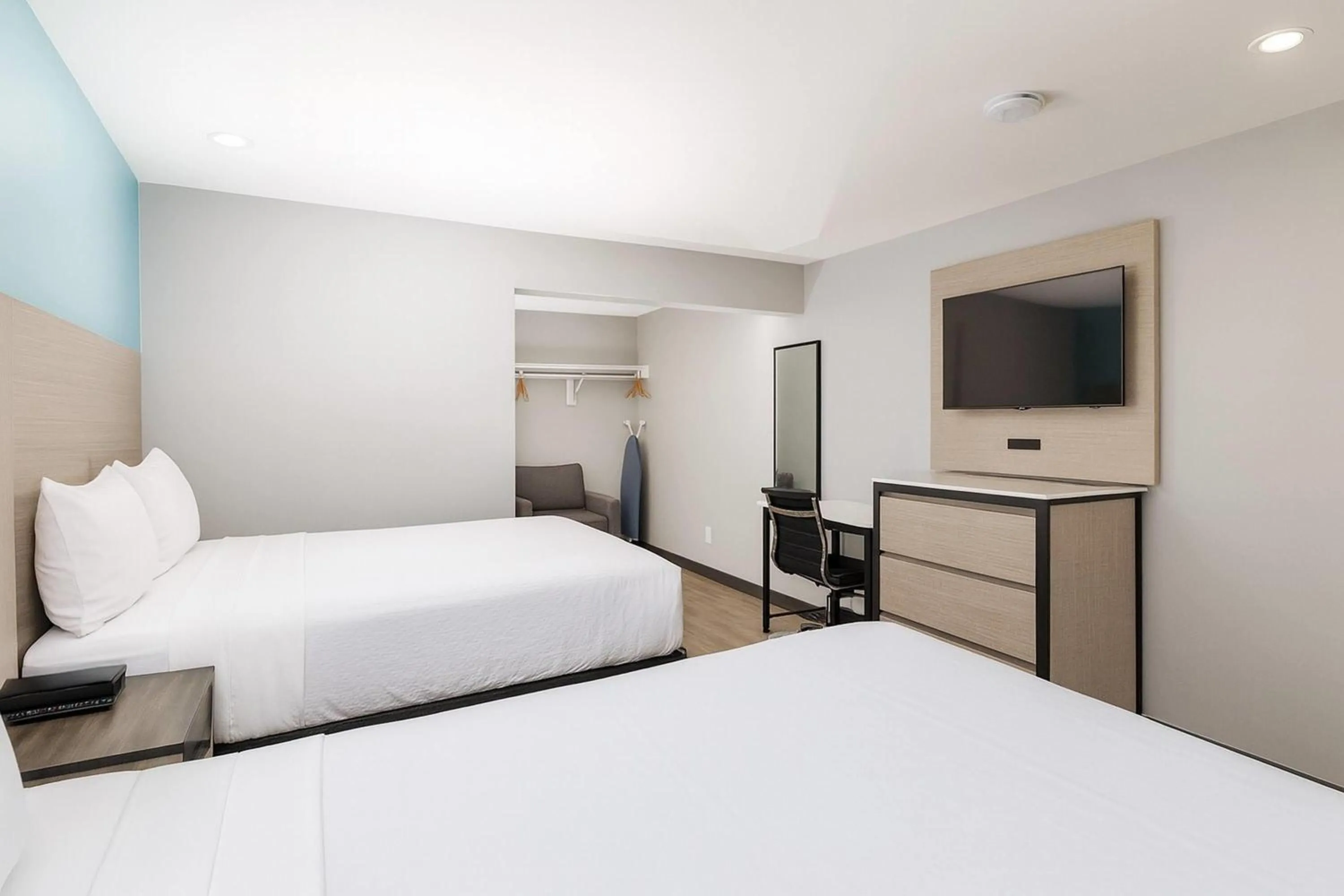 Photo of the whole room, Bed in Travelodge by Wyndham LAX