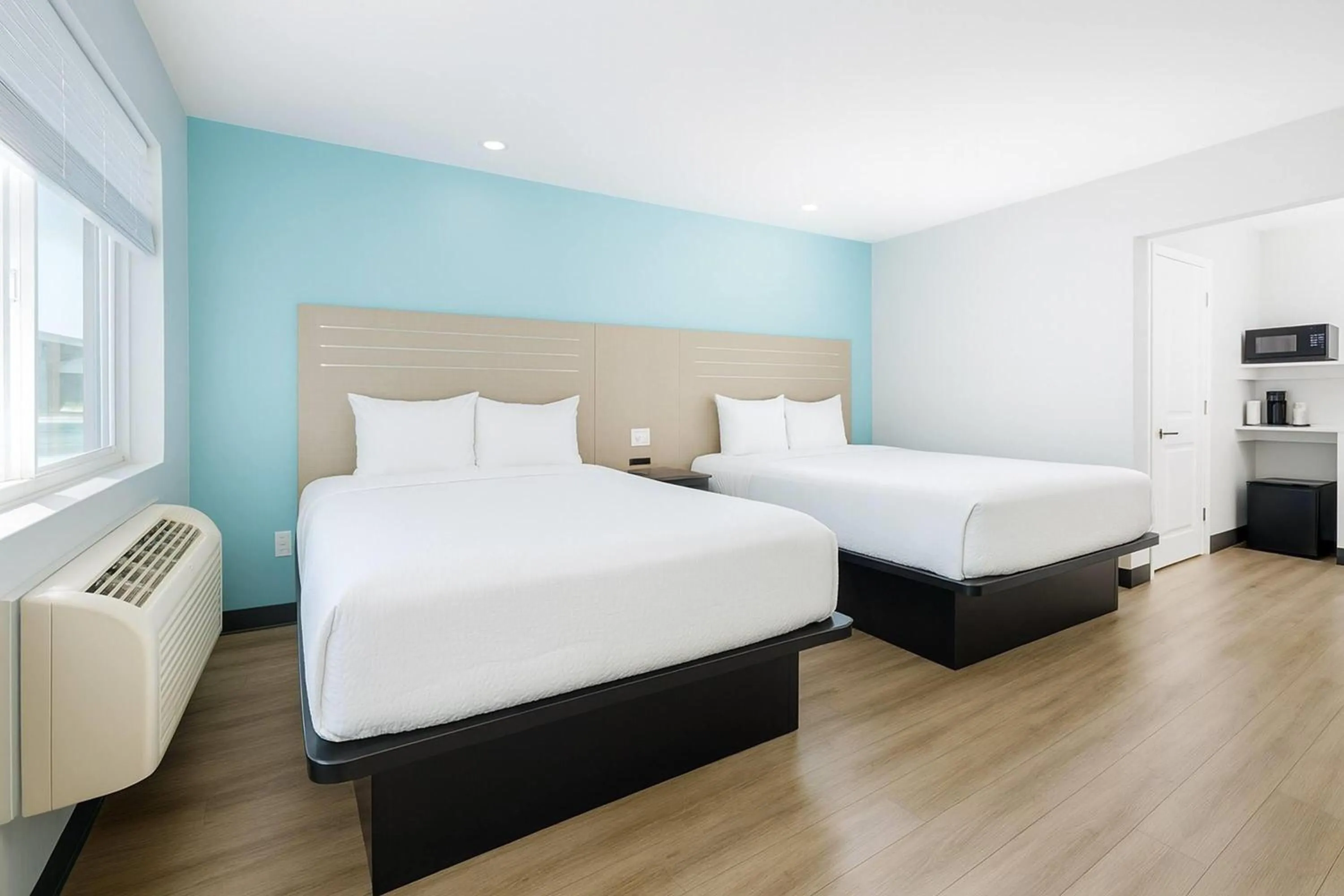 Photo of the whole room, Bed in Travelodge by Wyndham LAX