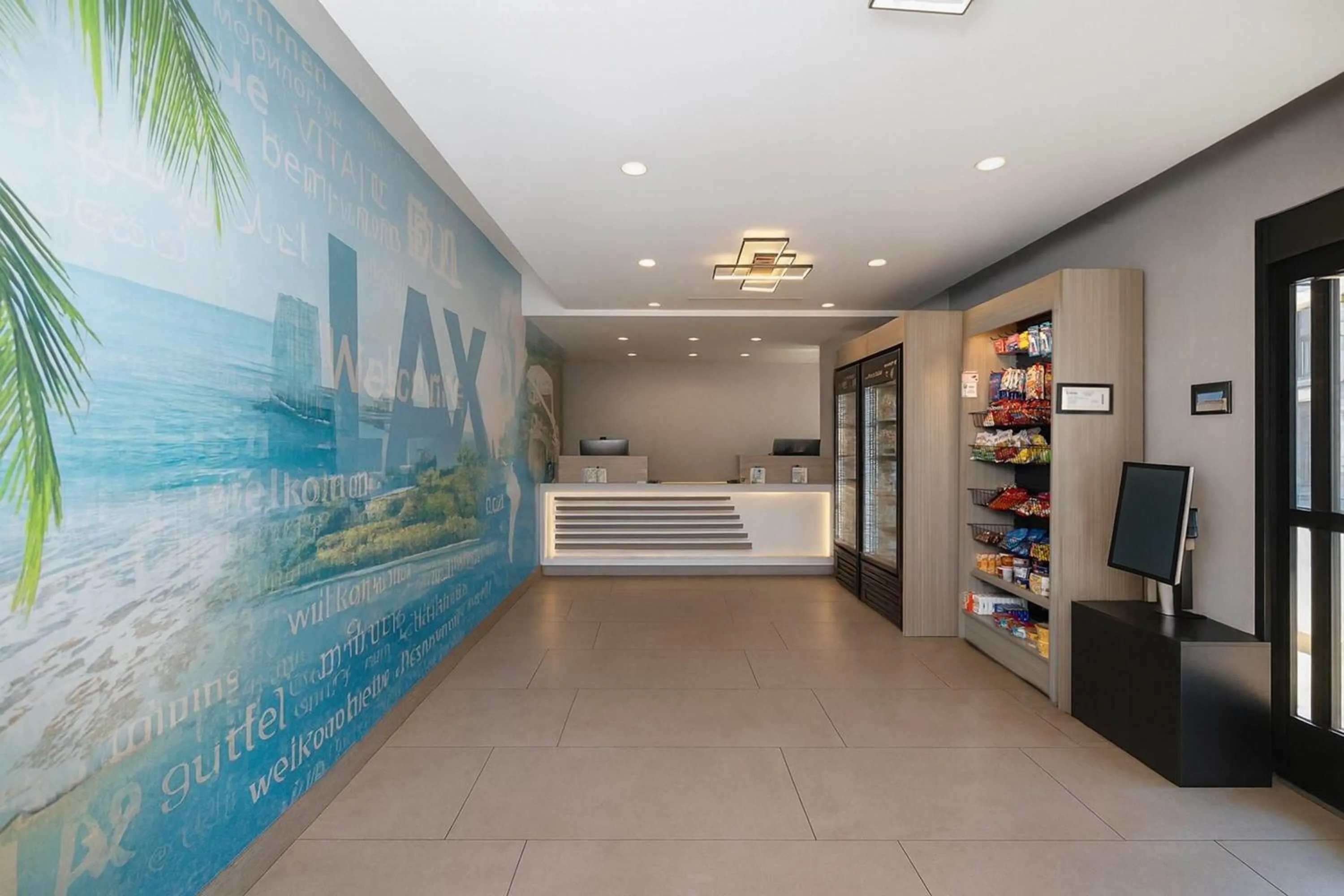 Lobby or reception, Bed in Travelodge by Wyndham LAX