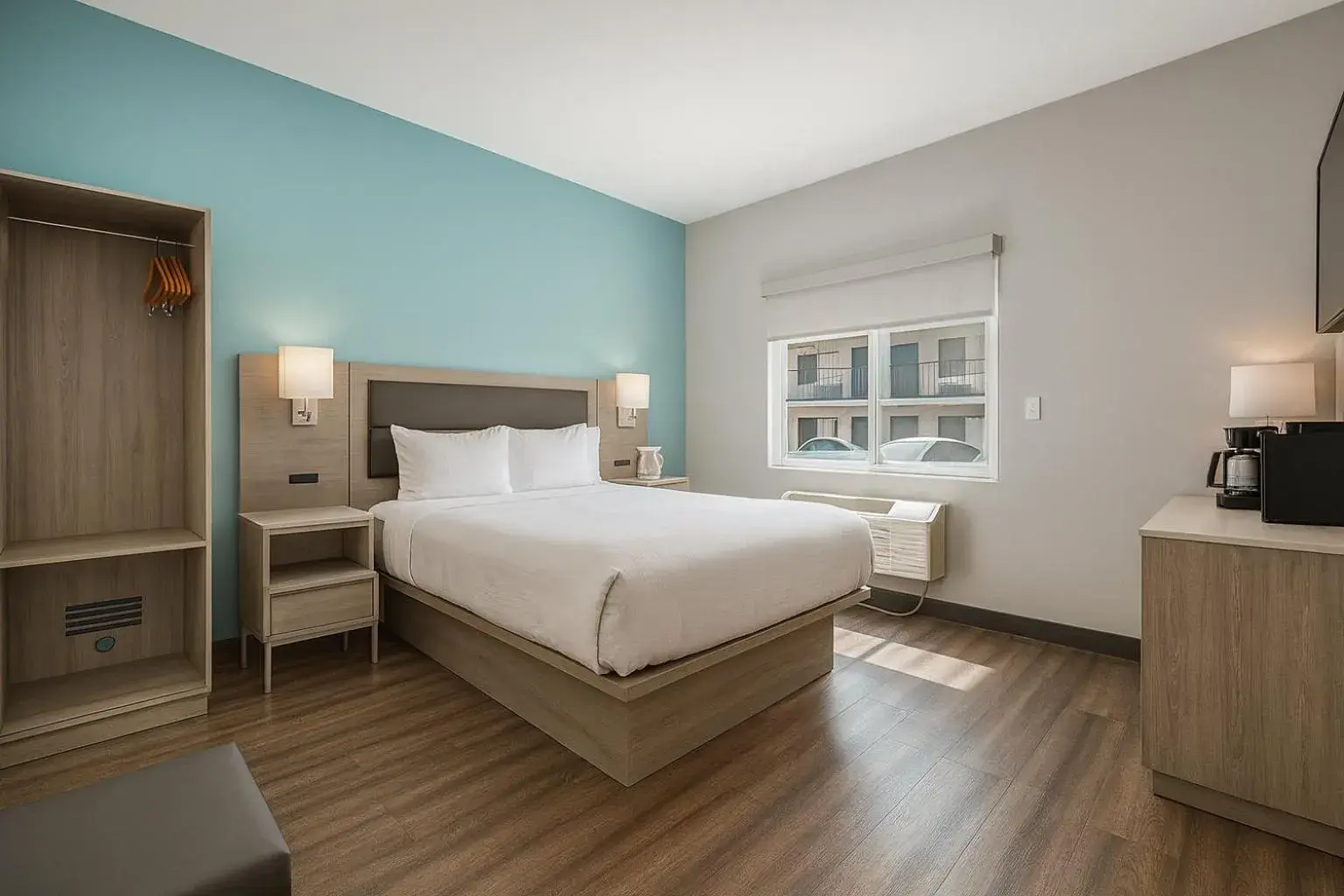 1 Queen Bed, Business, Mobility Accessible Room, Non-Smoking in Travelodge by Wyndham LAX 1 Queen Bed, Business, Mobility Accessible Room, Non-Smoking in Travelodge by Wyndham LAX