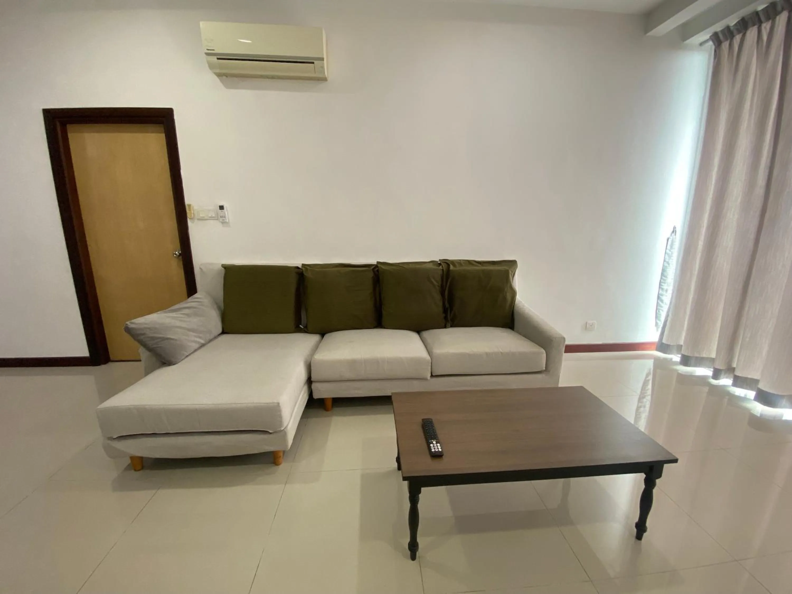 Living room in Imperial Suites at Boulevard Mall