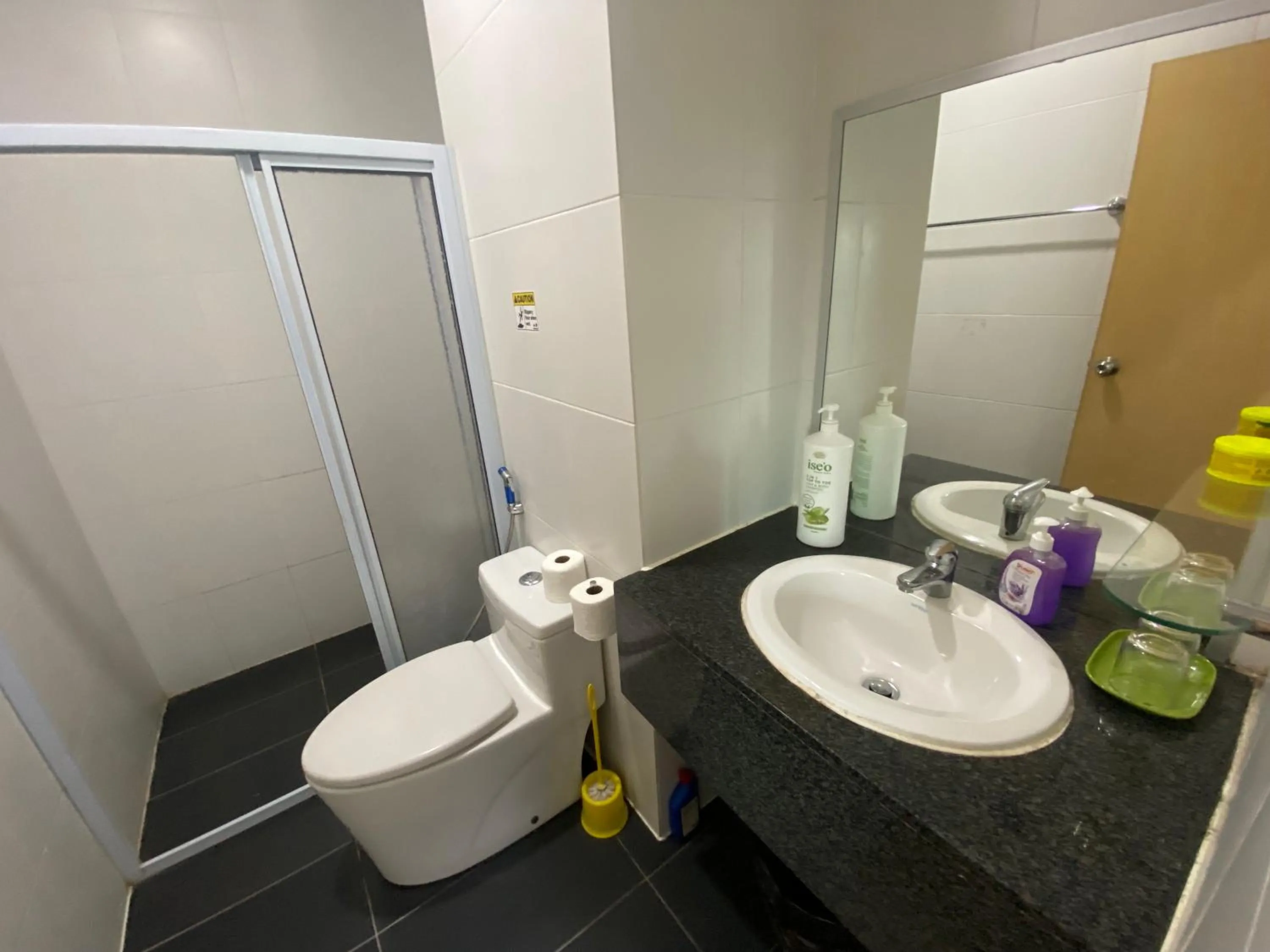 Shower in Imperial Suites at Boulevard Mall