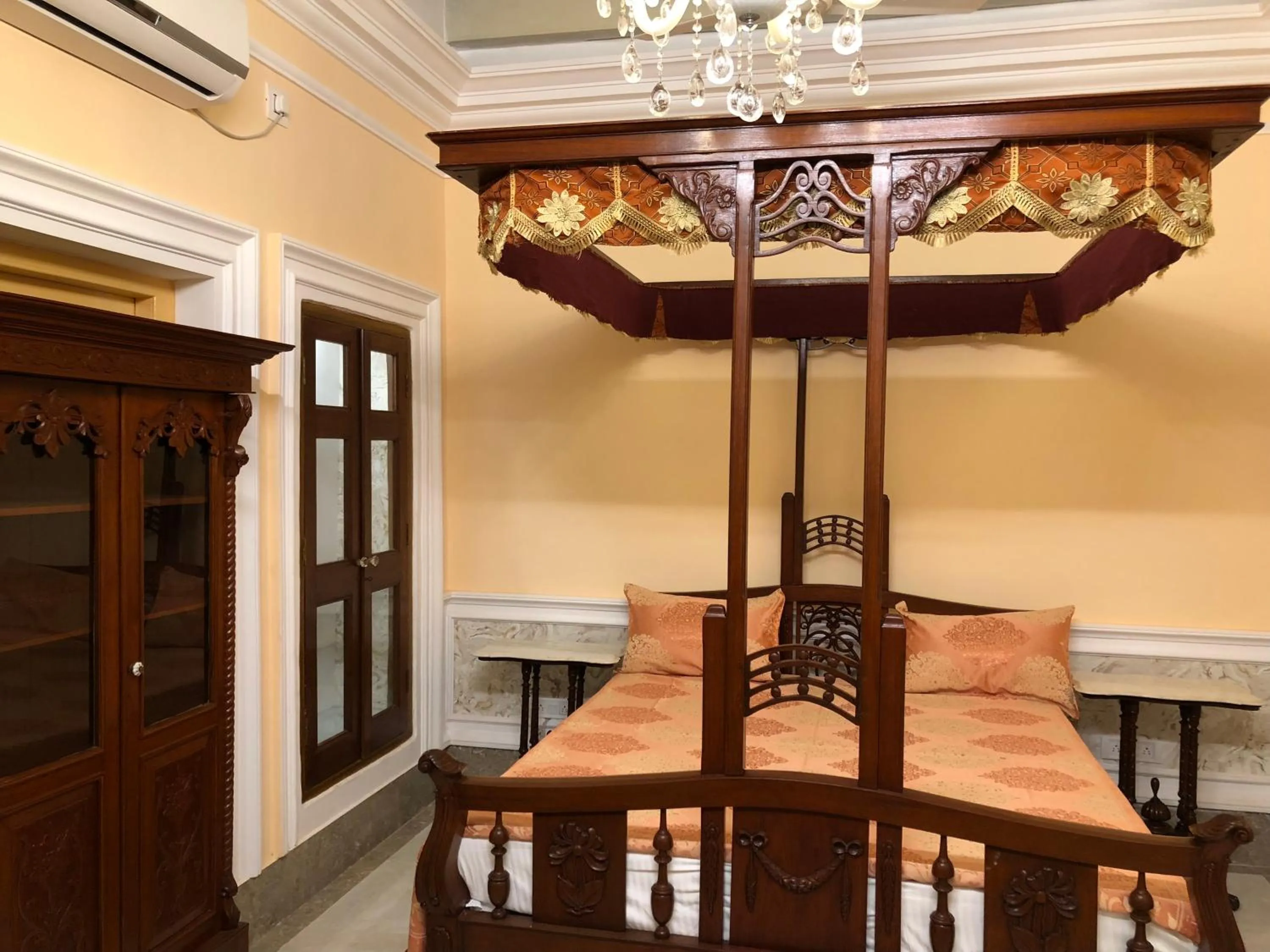 Bed in COSSIMBAZAR PALACE OF THE ROYS ( RAJBARI)