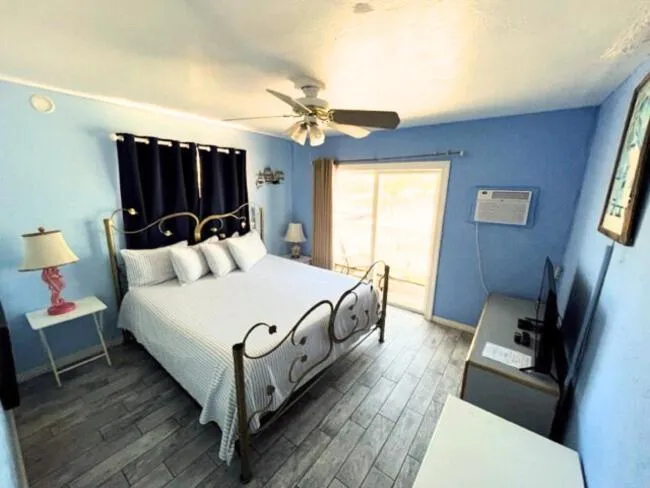 Bed in Conch Key Fishing Lodge & Marina