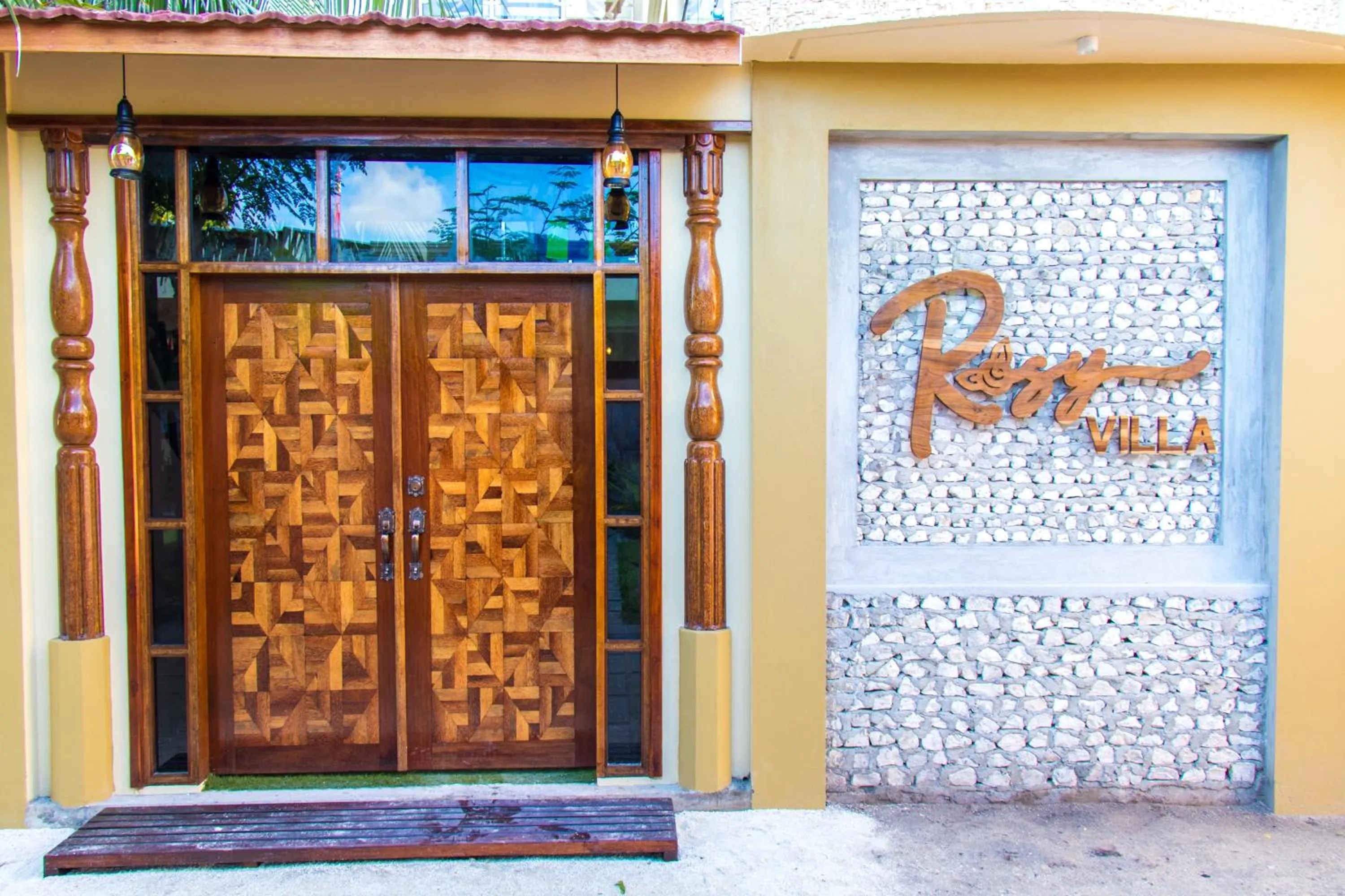 Facade/entrance in Rosy Villa Hotel