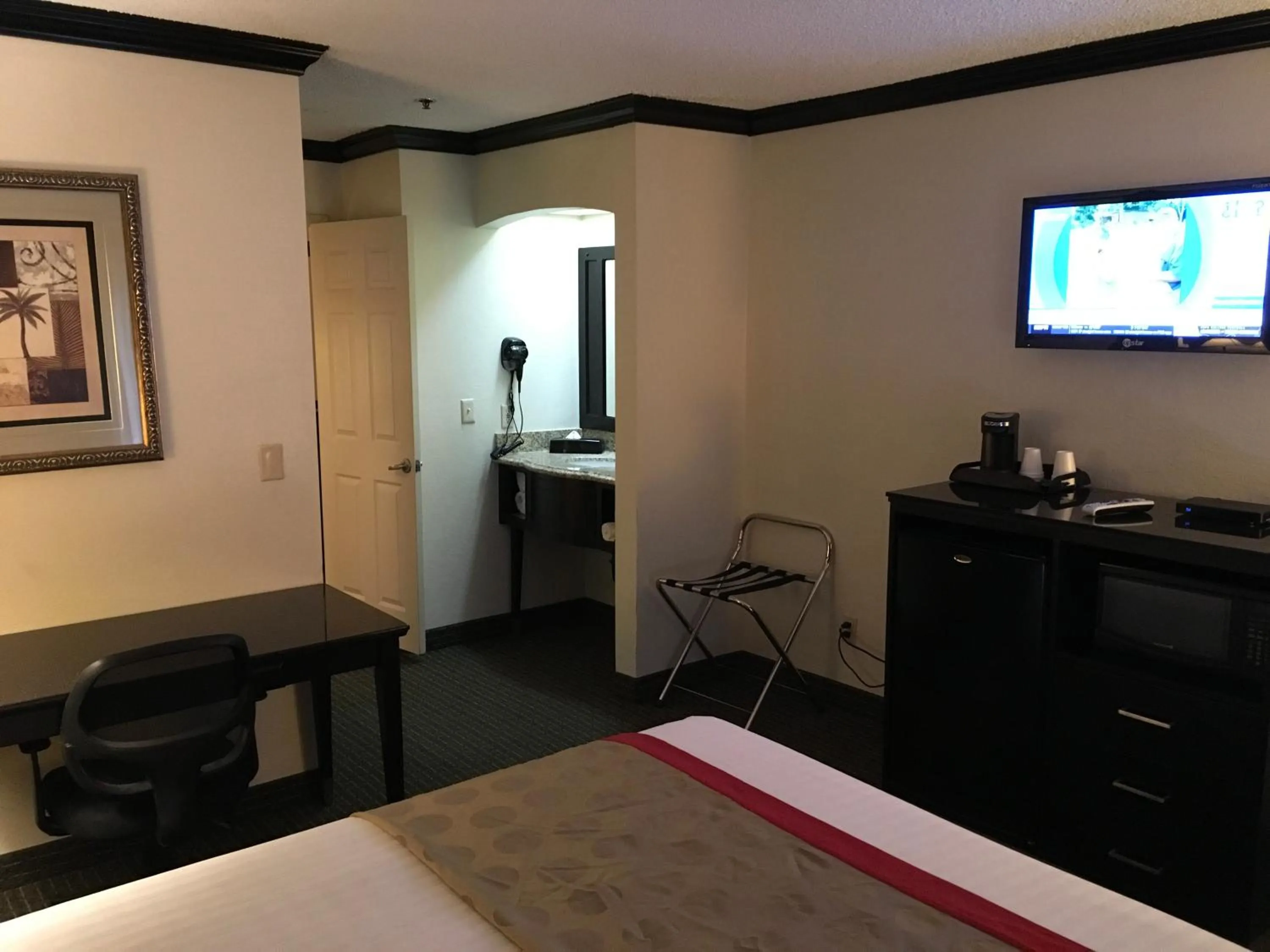 Bed in Ramada by Wyndham Ontario Airport & Convention Center