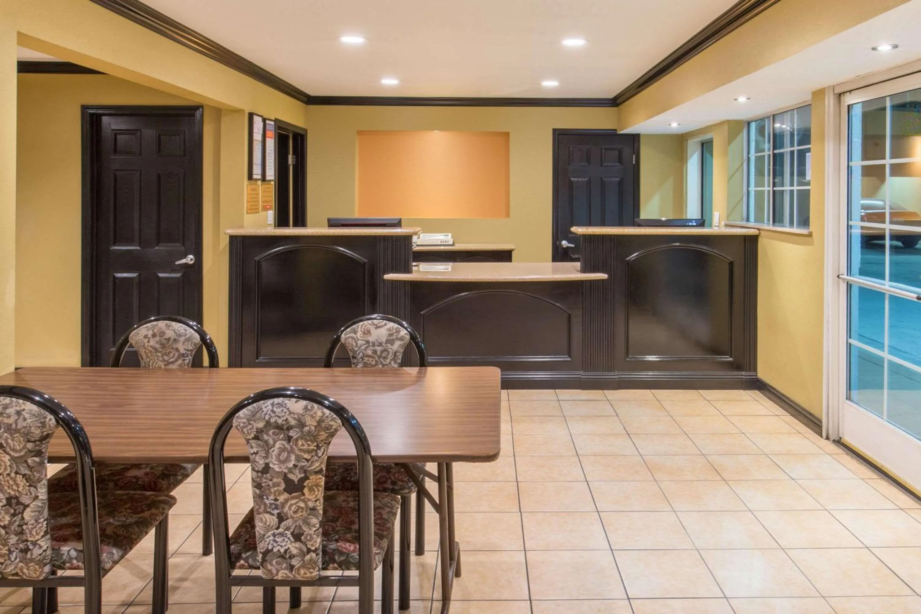 Lobby or reception in Ramada by Wyndham Ontario Airport & Convention Center