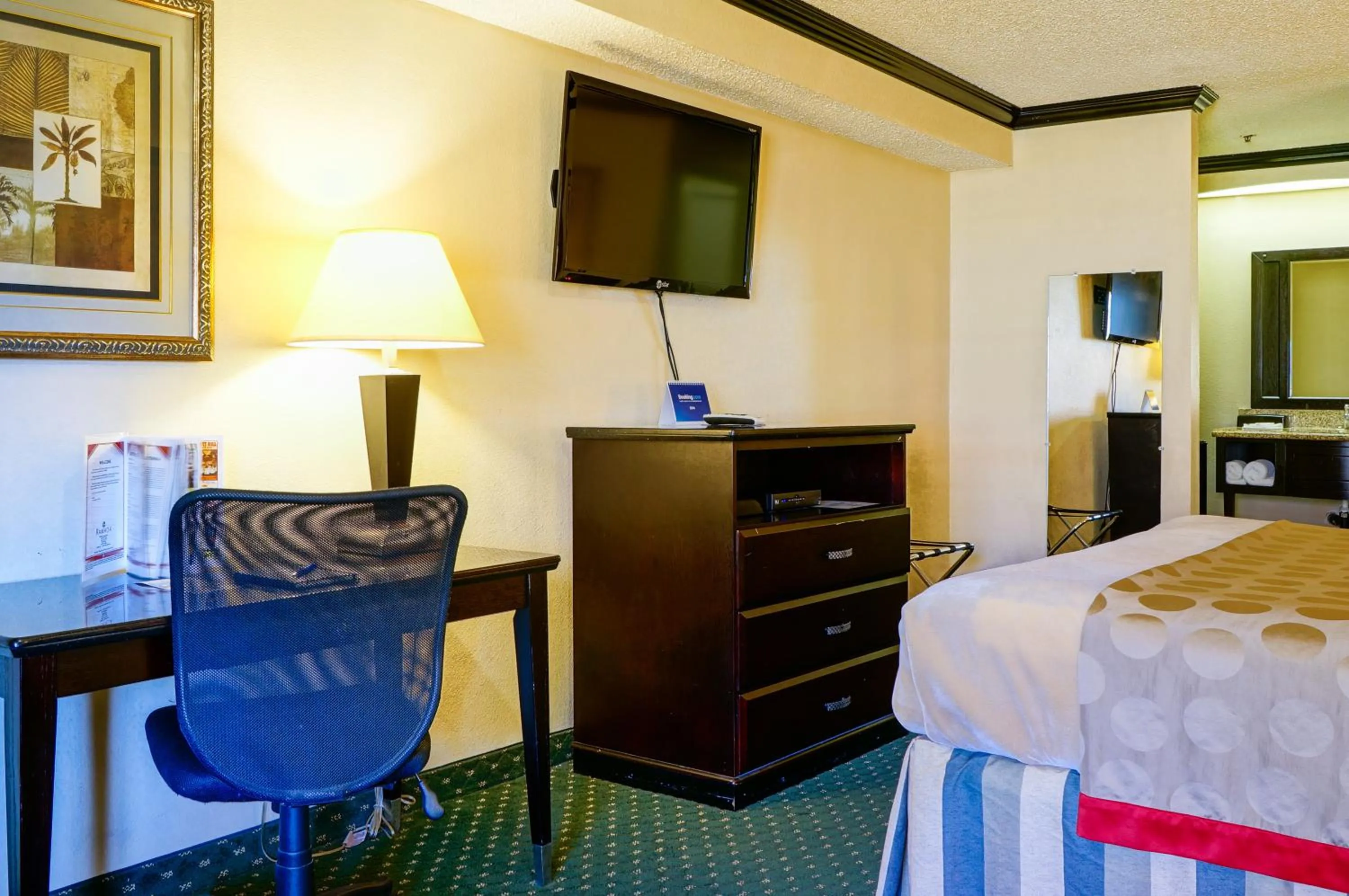 TV and multimedia, Bed in Ramada by Wyndham Ontario Airport & Convention Center