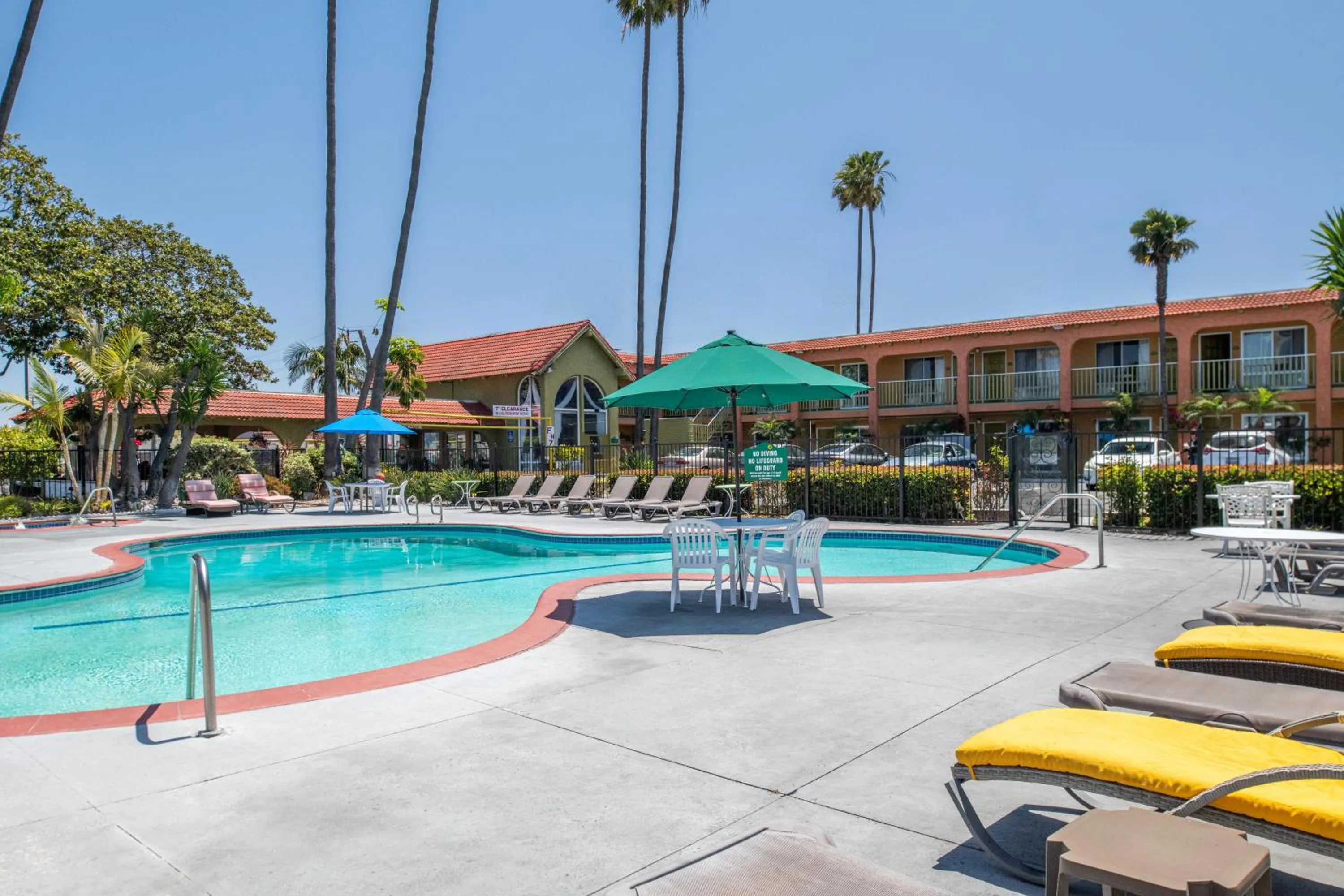 Swimming pool in Vagabond Inn Costa Mesa