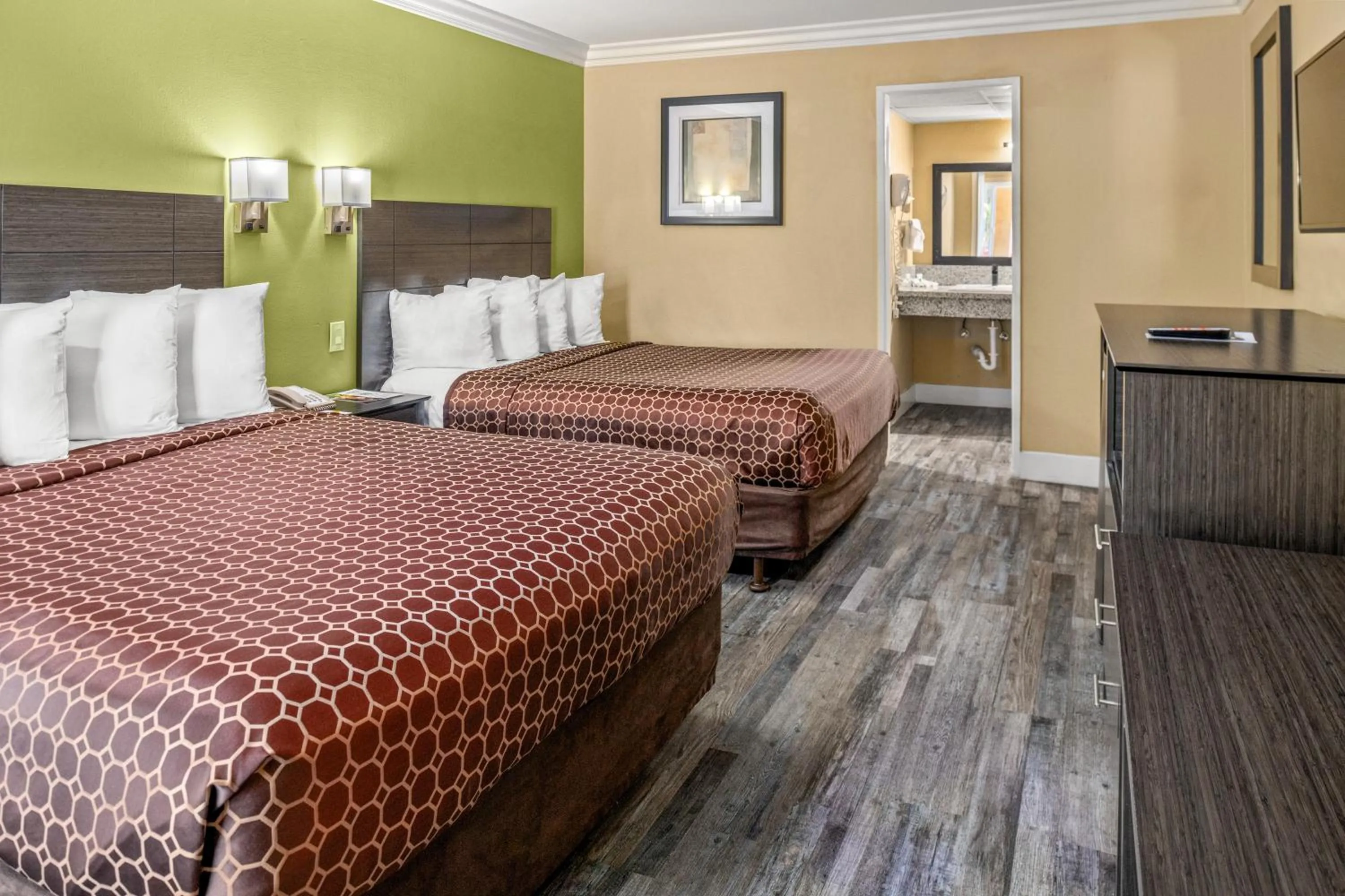 Bedroom, Bed in Vagabond Inn Costa Mesa