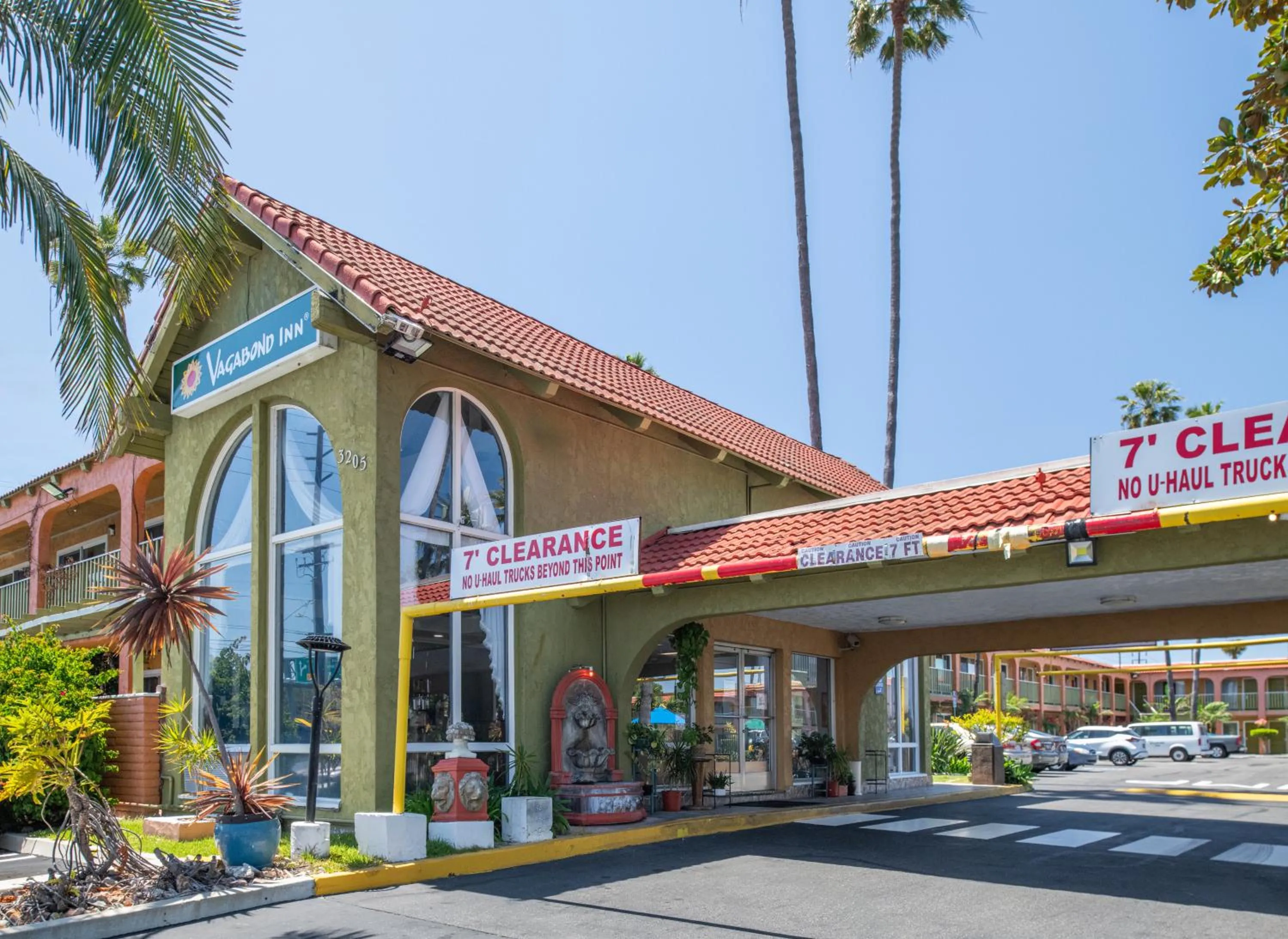 Property building in Vagabond Inn Costa Mesa