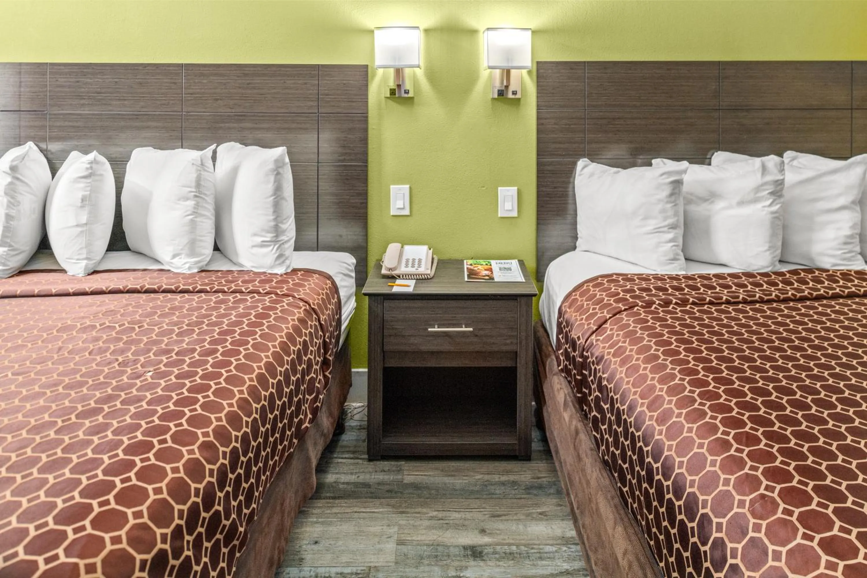 Bedroom, Bed in Vagabond Inn Costa Mesa