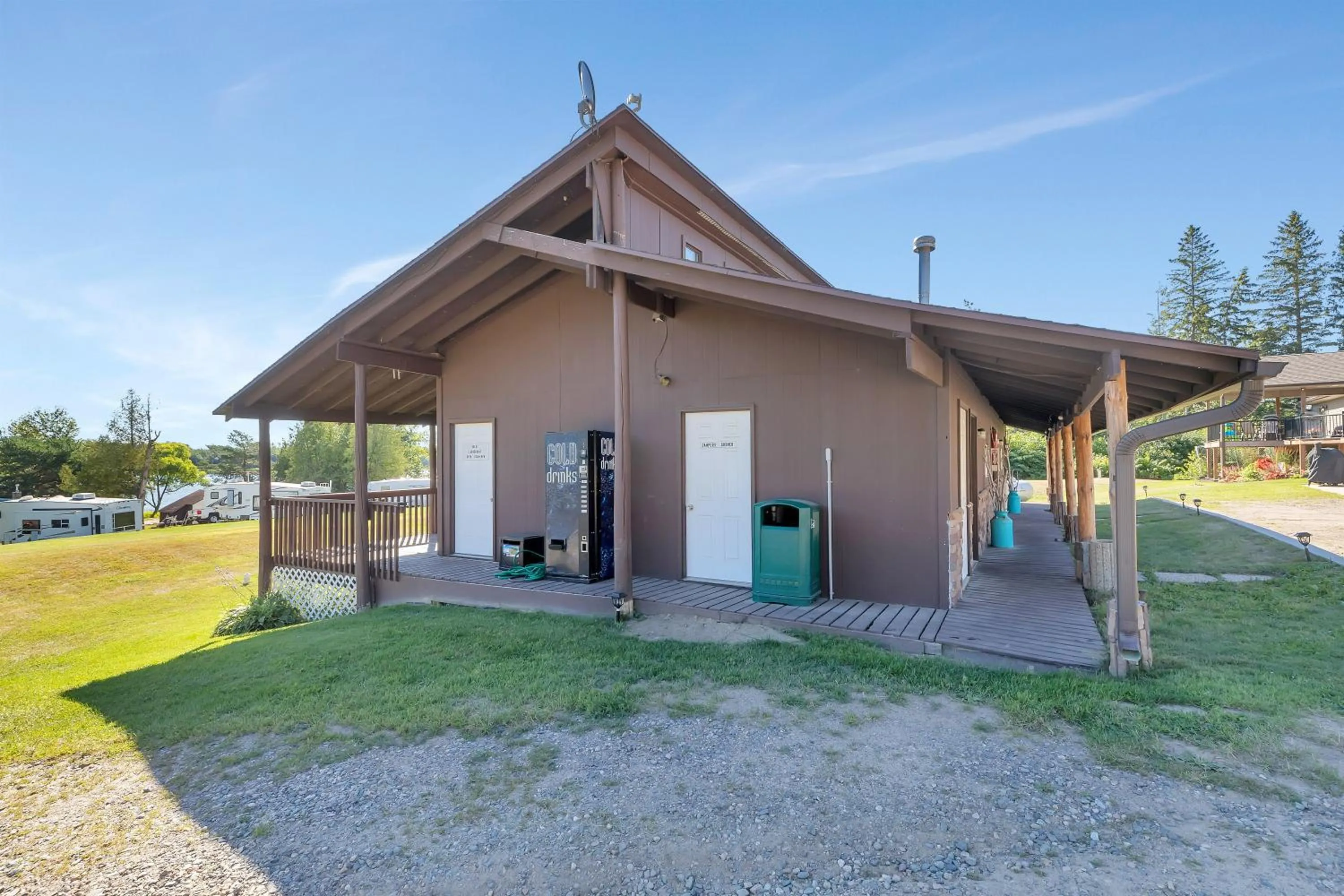 Property building in Blue Moon Resort & Motel