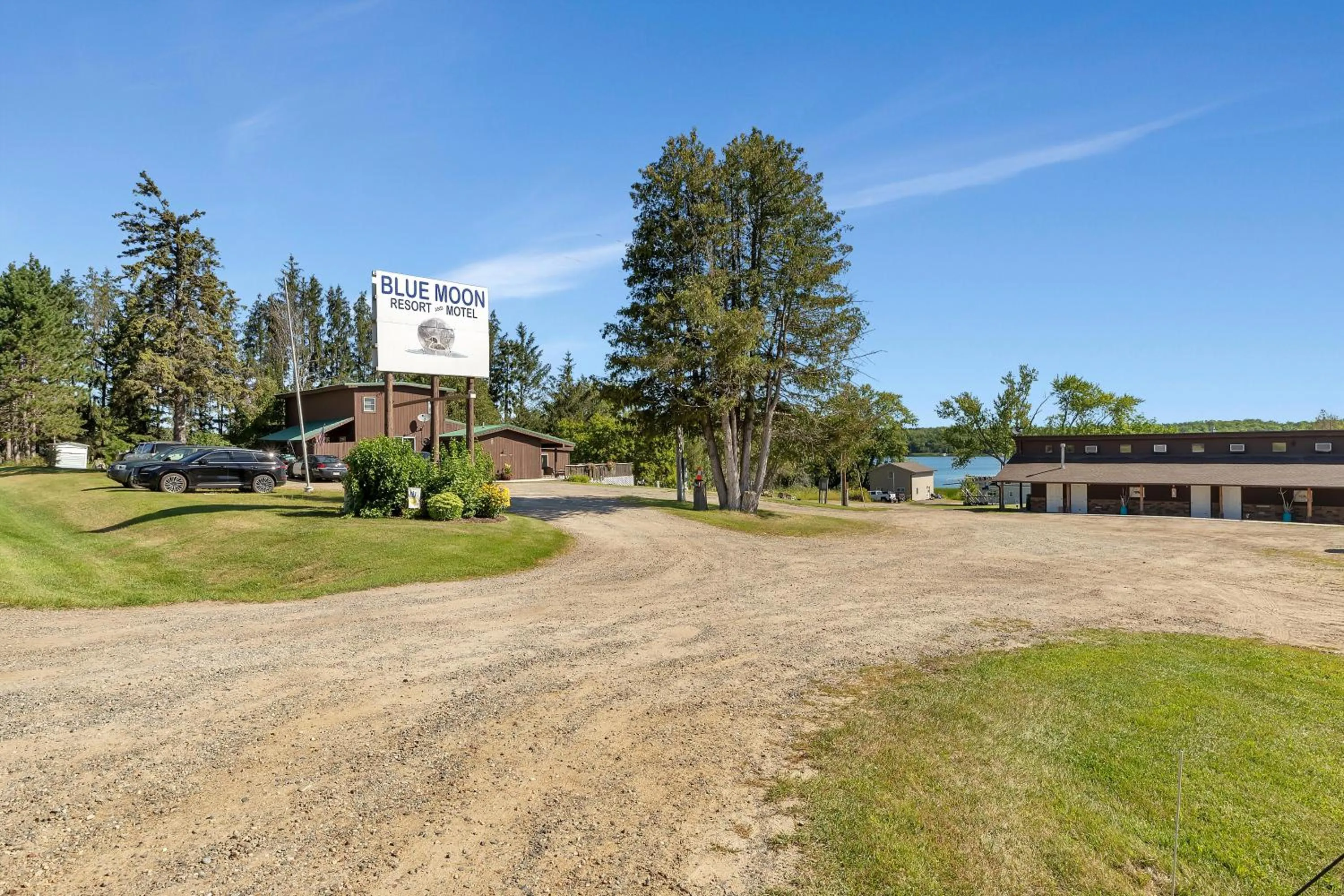 Property building in Blue Moon Resort & Motel