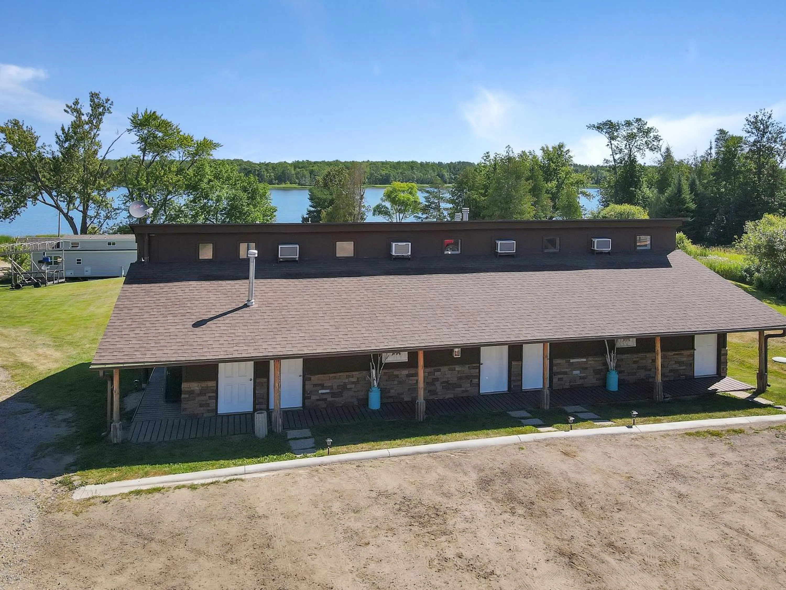 Property building in Blue Moon Resort & Motel