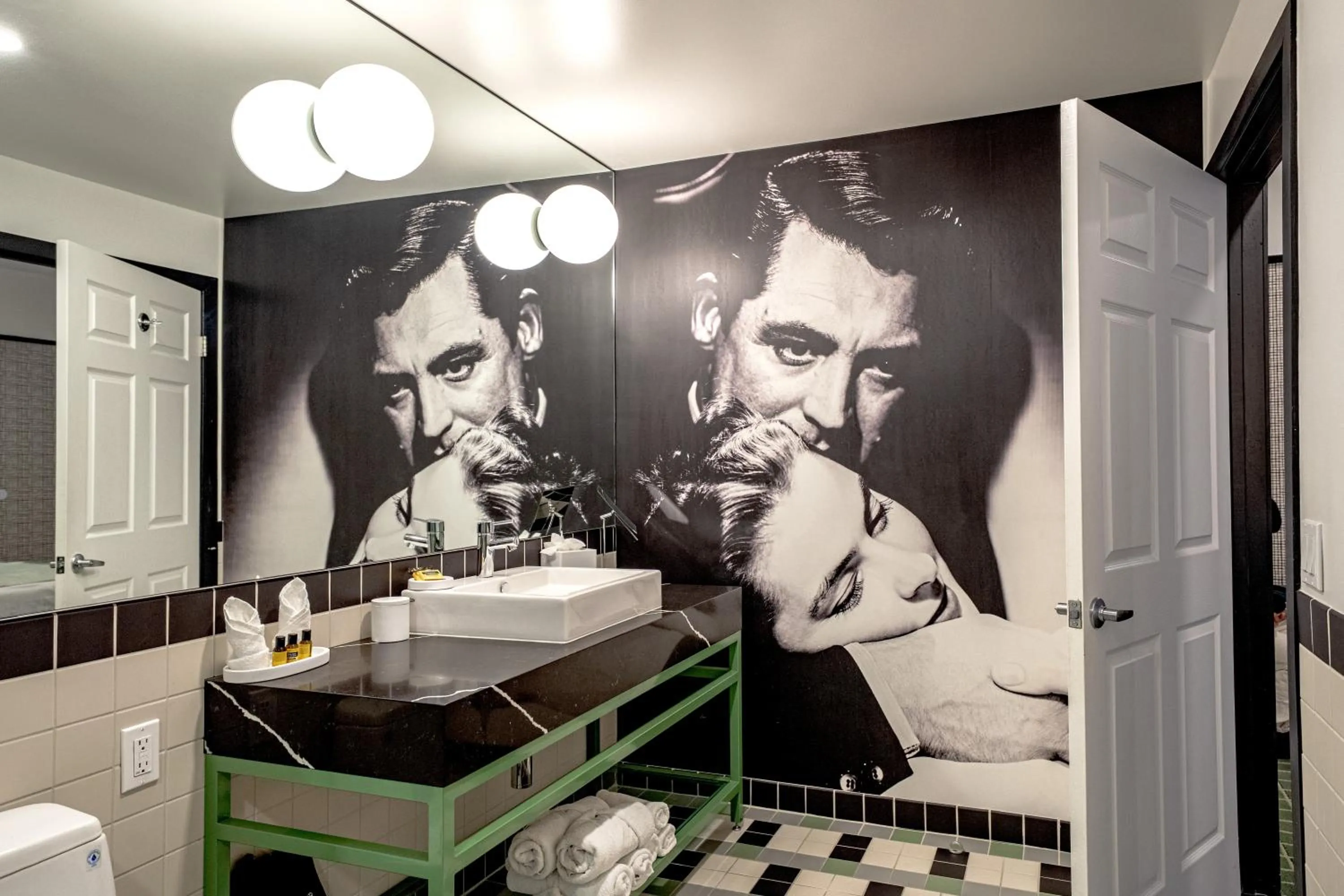 Bathroom in The Hollywood Franklin Hotel near Universal Studios