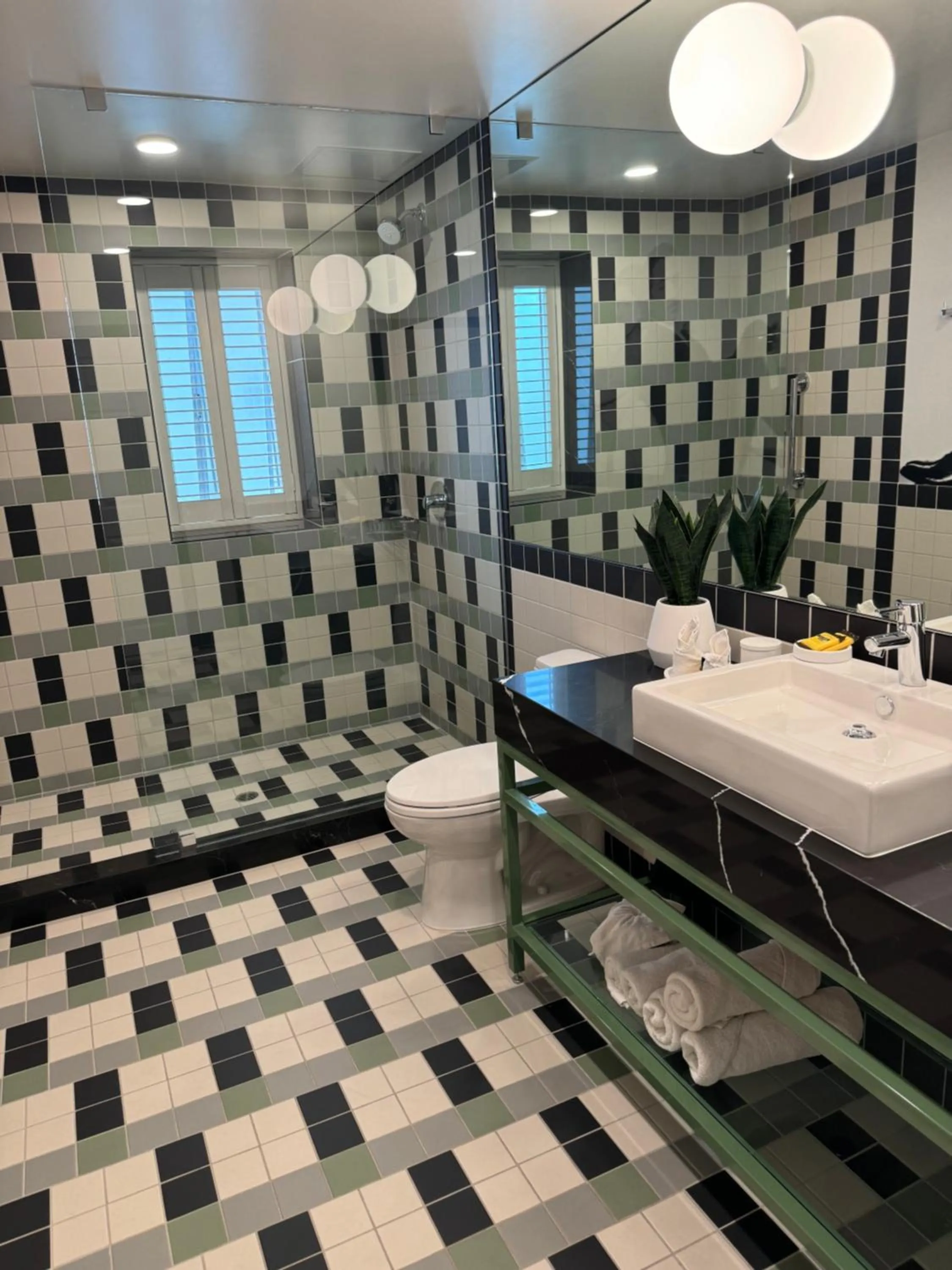 Shower in The Hollywood Franklin Hotel near Universal Studios